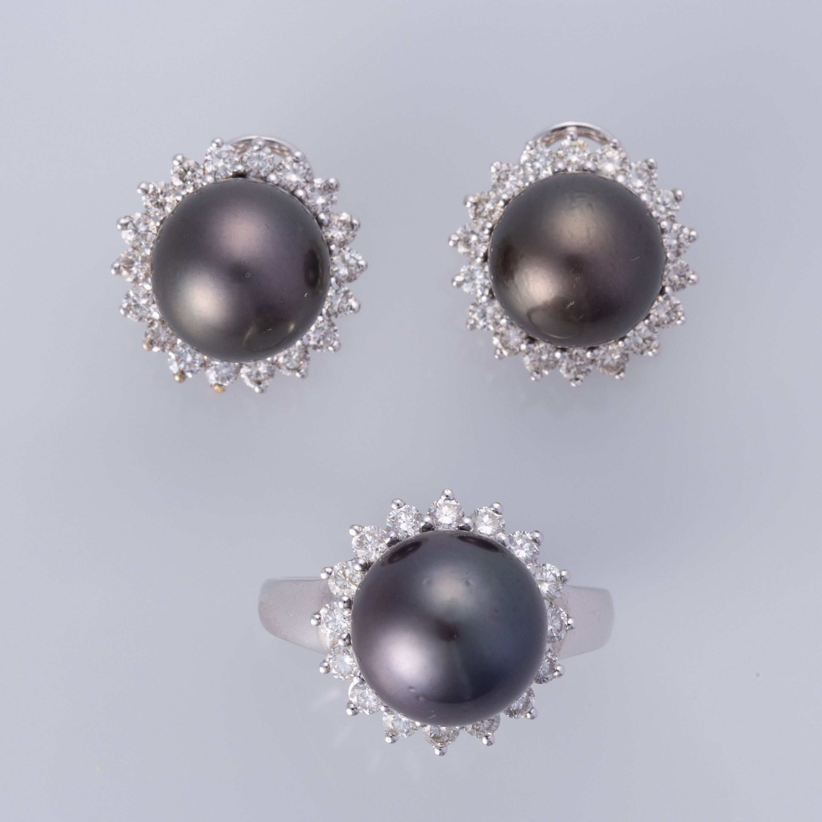 Boucles d'oreilles et bague en perles de Tahiti noires 14 carats et diamants | 10-10,75 mm, 1,56 ct au total | Taille 6,75