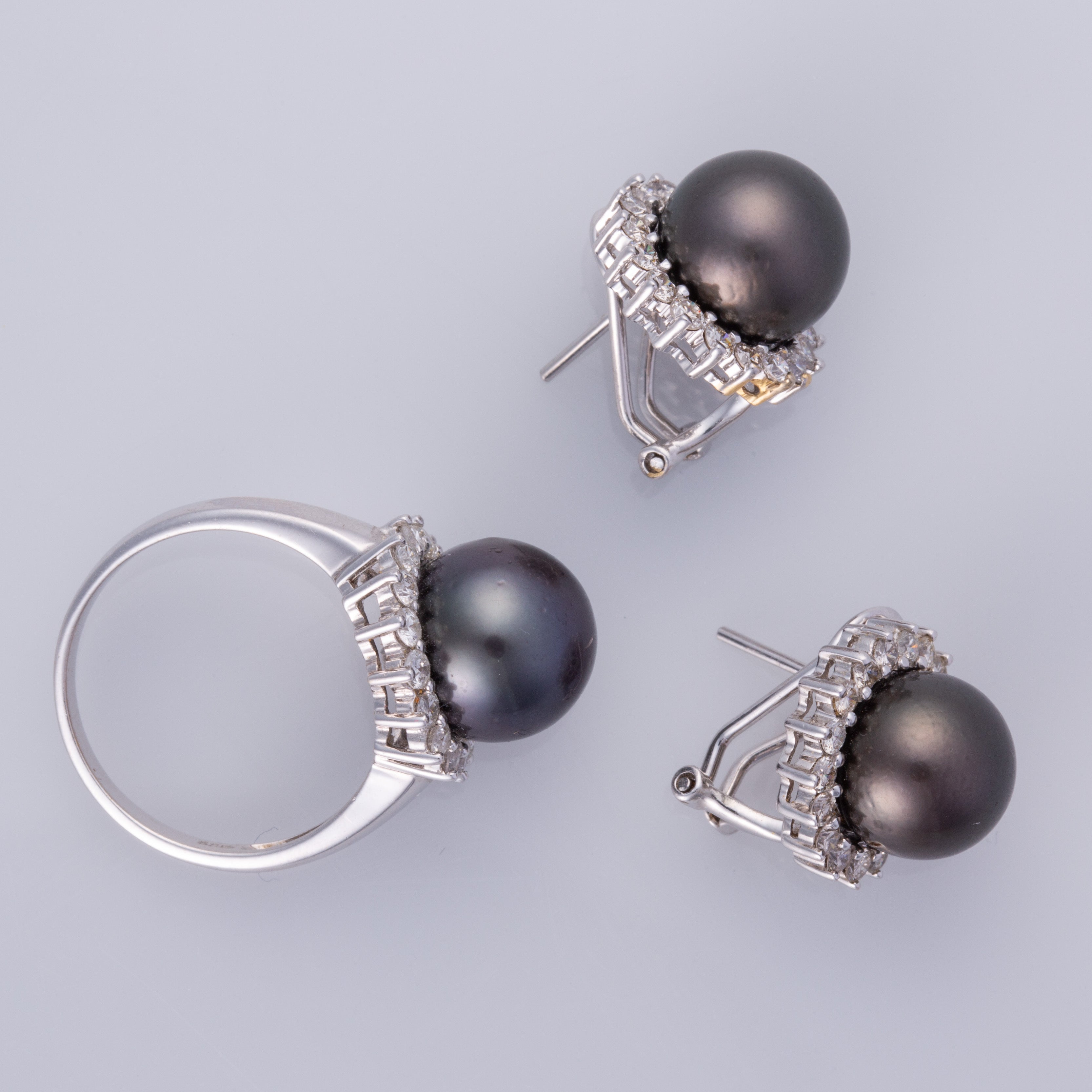 Boucles d'oreilles et bague en perles de Tahiti noires 14 carats et diamants | 10-10,75 mm, 1,56 ct au total | Taille 6,75