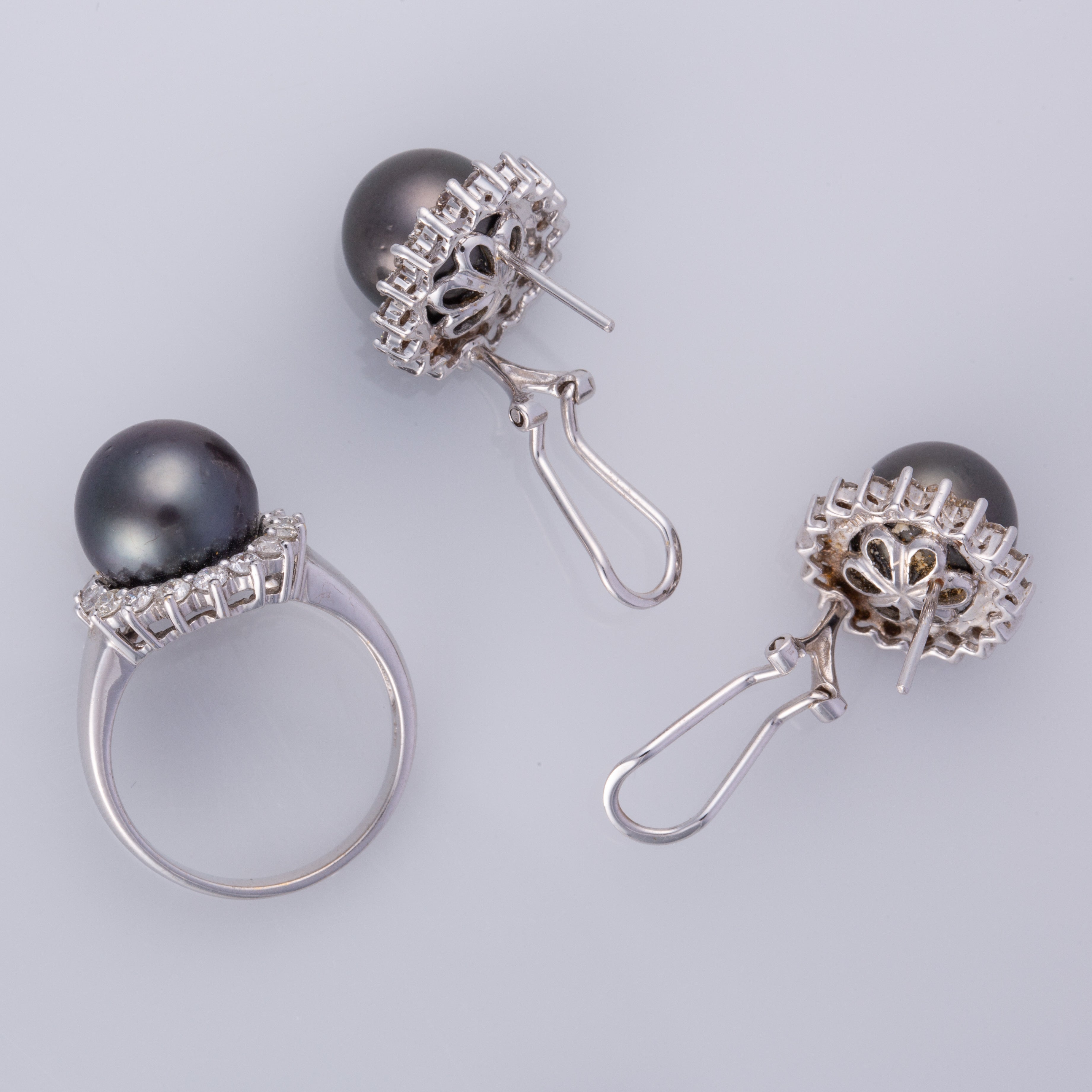 Boucles d'oreilles et bague en perles de Tahiti noires 14 carats et diamants | 10-10,75 mm, 1,56 ct au total | Taille 6,75