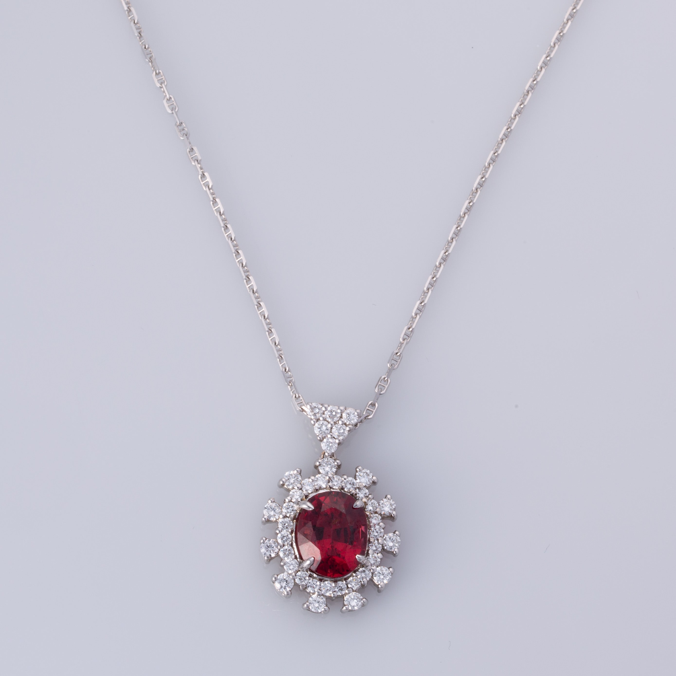 Collier en or blanc 18 carats, grenat et diamants | 3,61 ct, 0,90 ct au total | 45,7 cm (18 po)