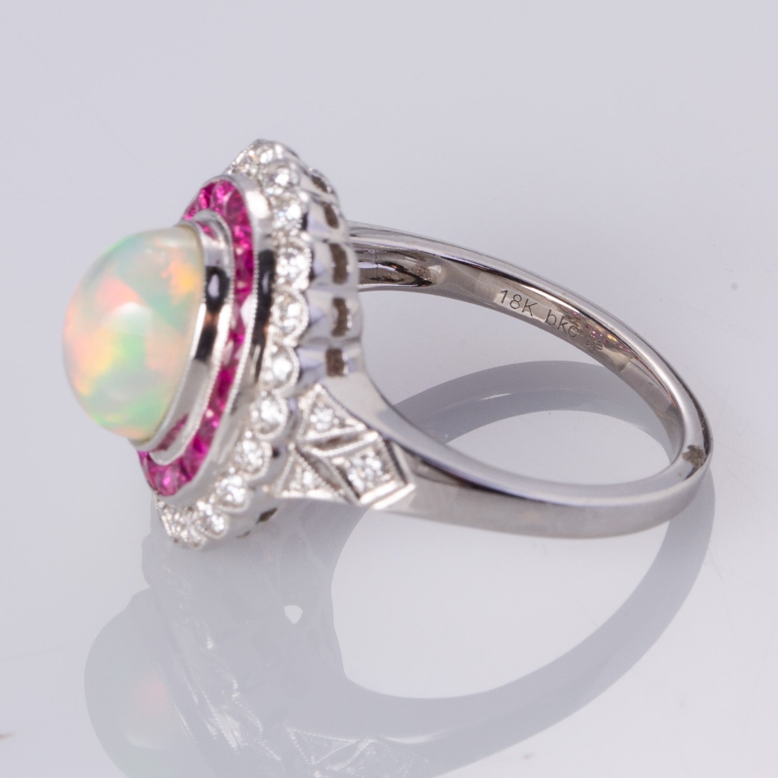 Bague en or blanc 18 carats, opale blanche, rubis et diamants | 1,80 ct, 1,0 ct au total, 0,34 ct au total | Taille 6,5 |