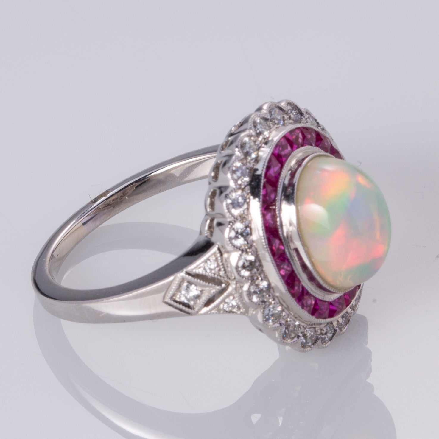 Bague en or blanc 18 carats, opale blanche, rubis et diamants | 1,80 ct, 1,0 ct au total, 0,34 ct au total | Taille 6,5 |