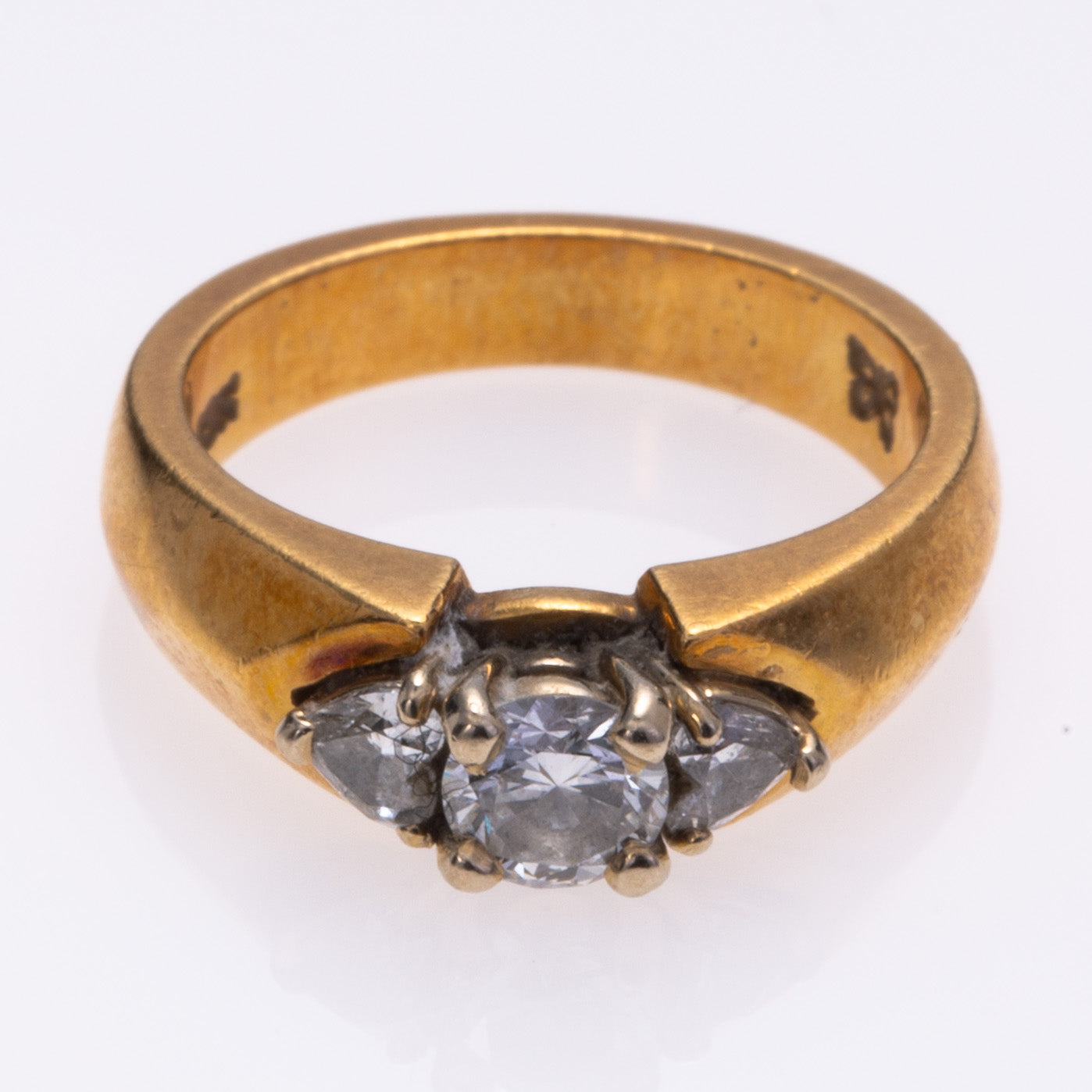 Bague trois diamants en or jaune 18 carats | 0,39 ct, 0,23 ct au total | Taille 4,75