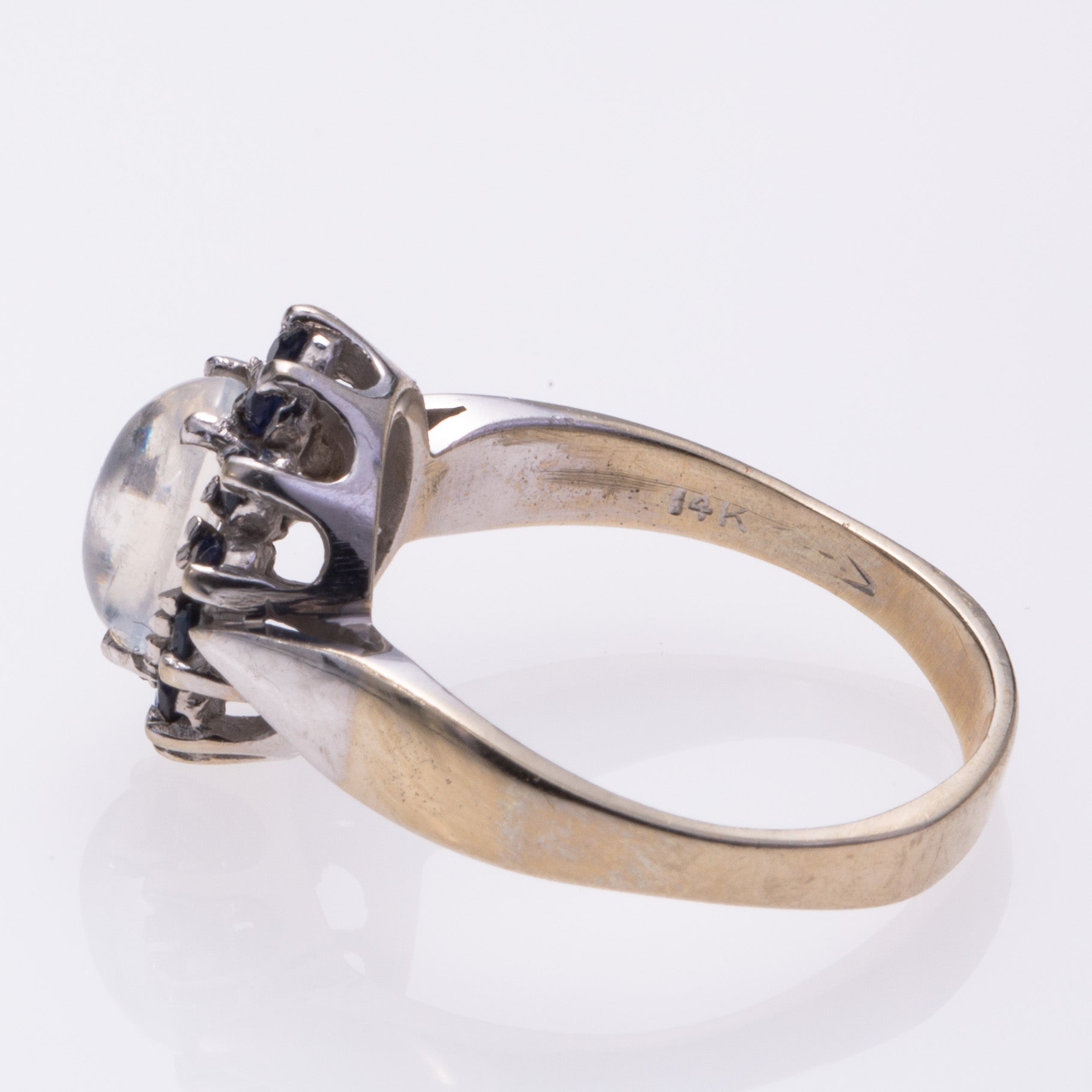 Bague en or blanc 14 carats, pierre de lune et saphir | 1,17 ct, 0,35 ct au total | Taille 6,25