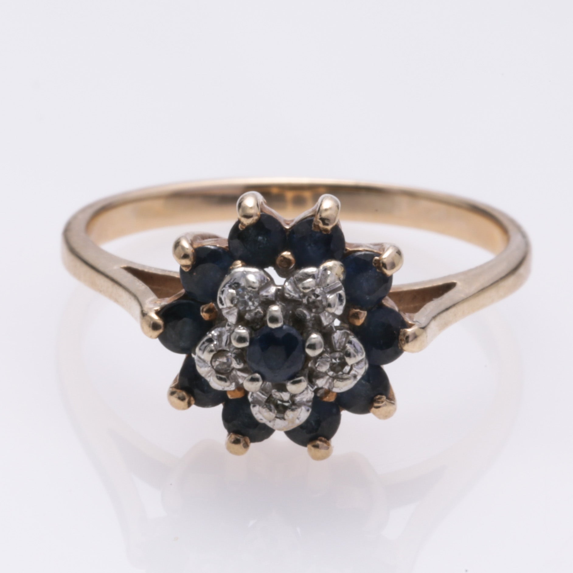 Bague en or jaune 10 carats, saphirs et diamants | 0,12 ct au total, 0,025 ct au total | Taille 6,5