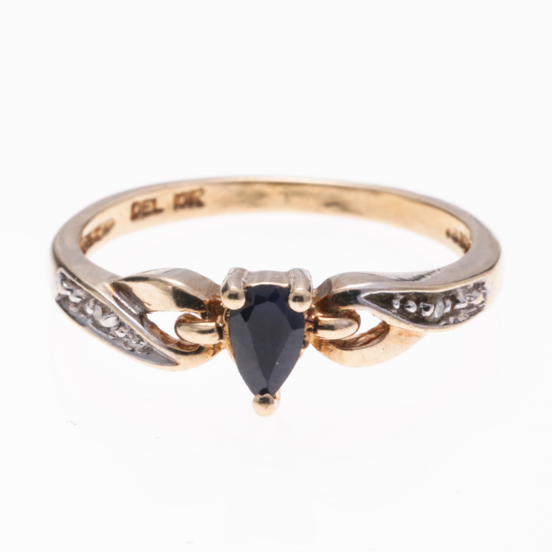 Bague en or jaune 10 carats, saphir et diamants | 0,20 ct, 0,01 ct au total | Taille 4,75