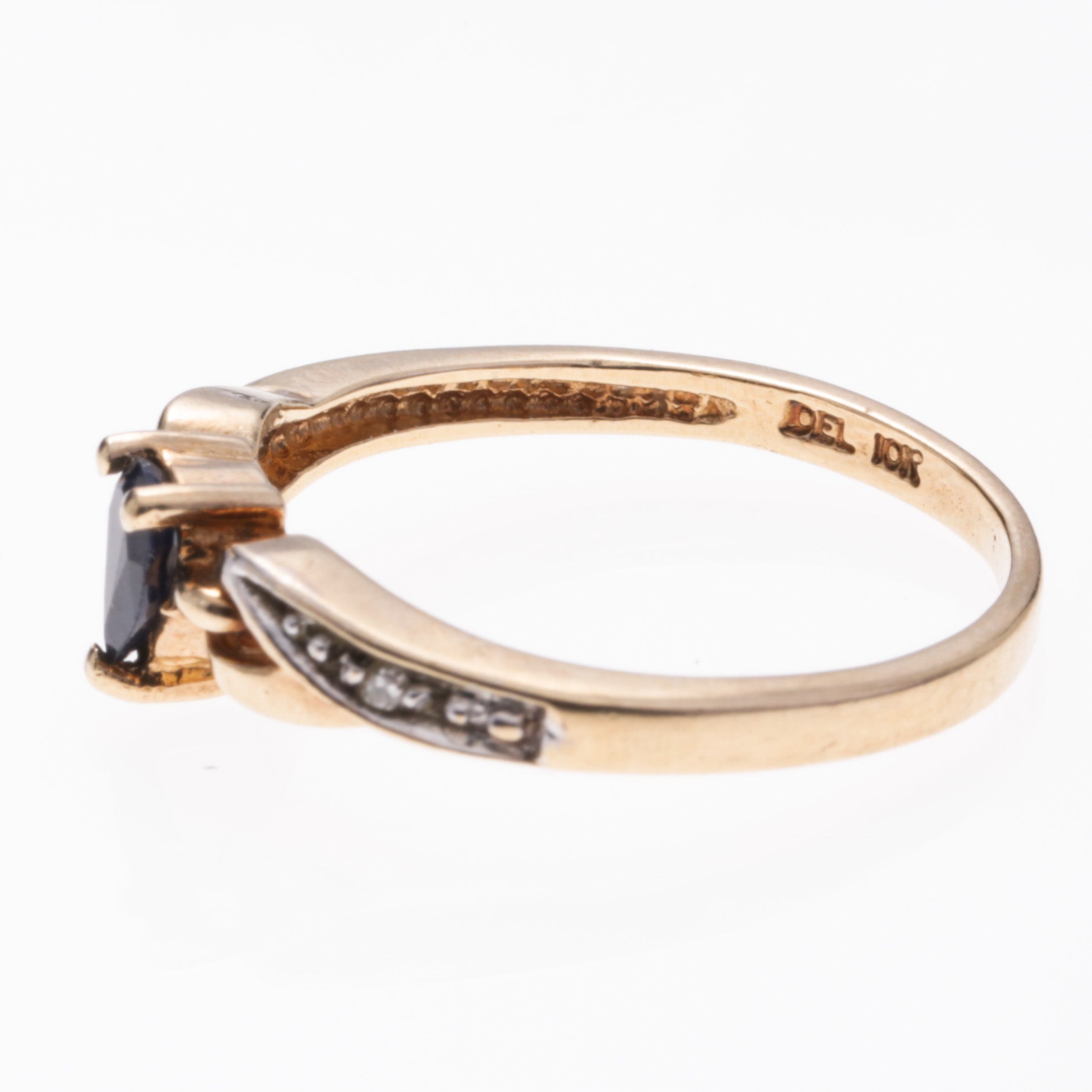 Bague en or jaune 10 carats, saphir et diamants | 0,20 ct, 0,01 ct au total | Taille 4,75