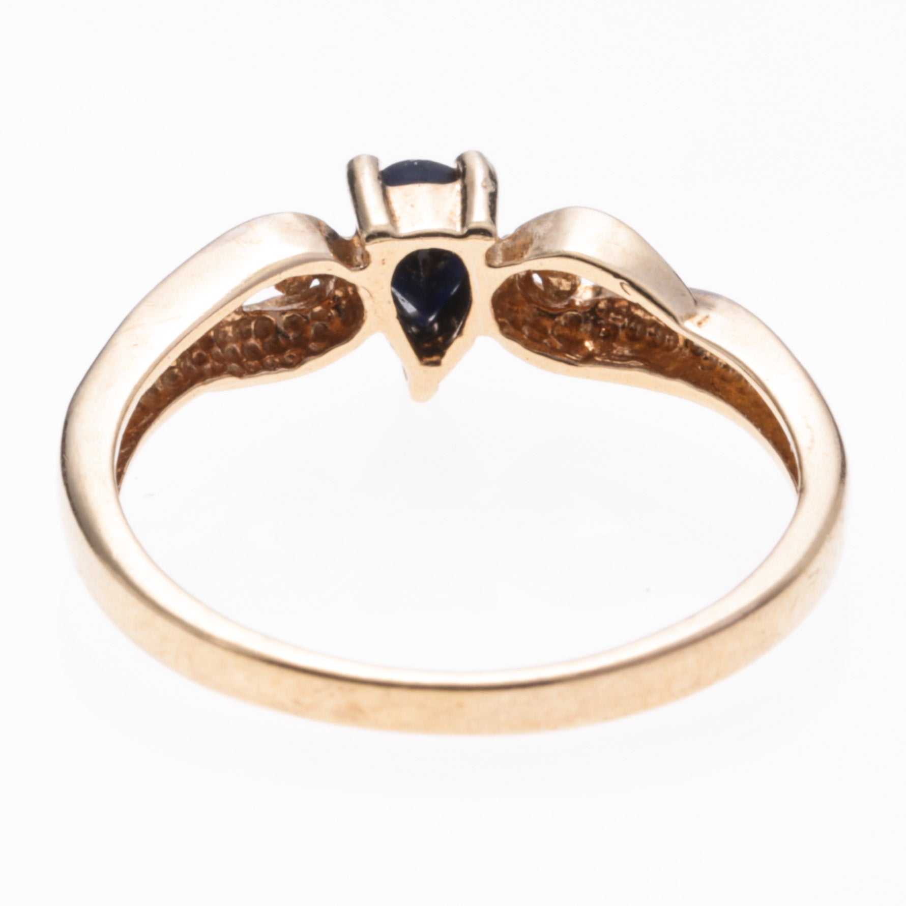 Bague en or jaune 10 carats, saphir et diamants | 0,20 ct, 0,01 ct au total | Taille 4,75