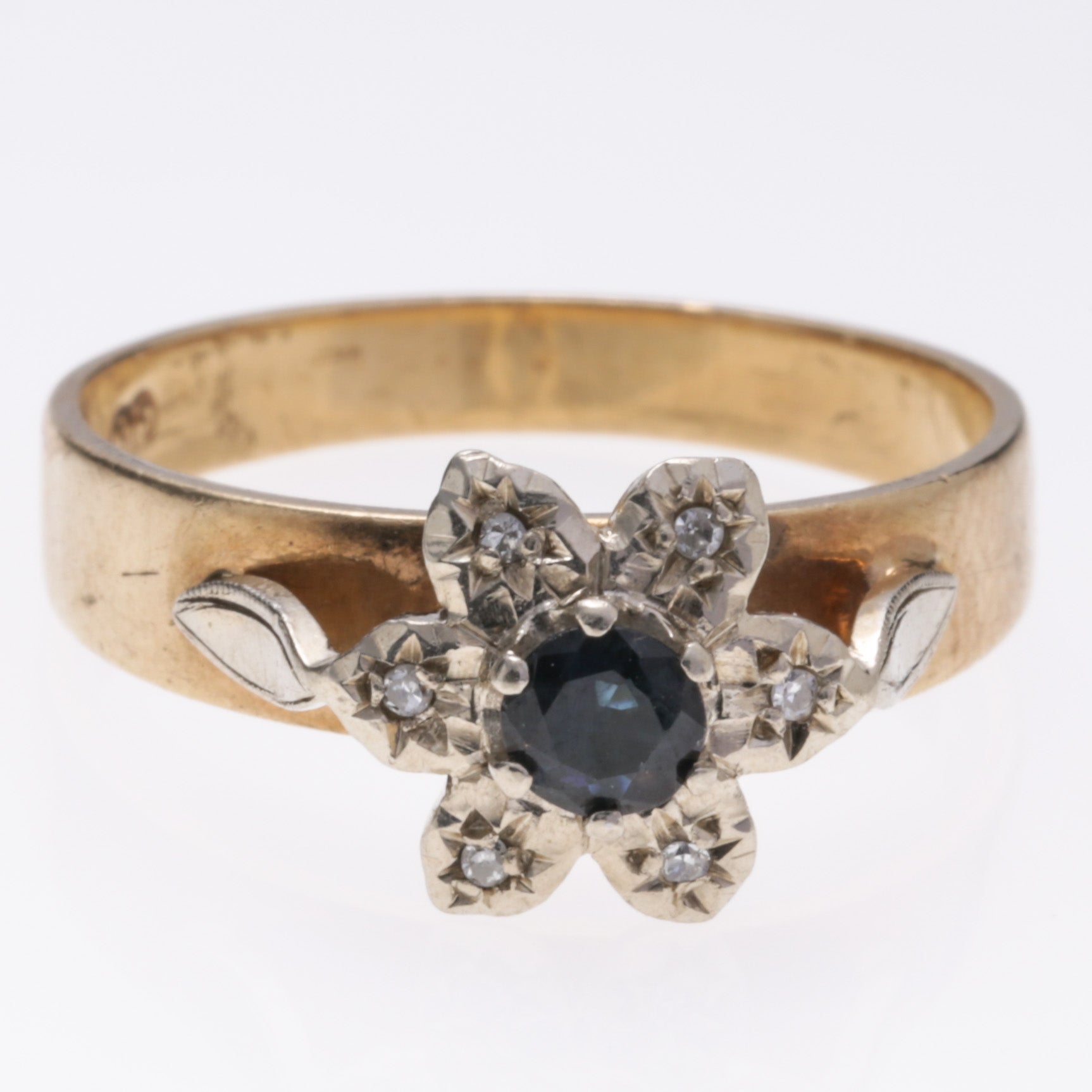 Bague en or jaune 9 carats, saphir et diamants | 0,28 ct, 0,03 ct au total | Taille 8,25