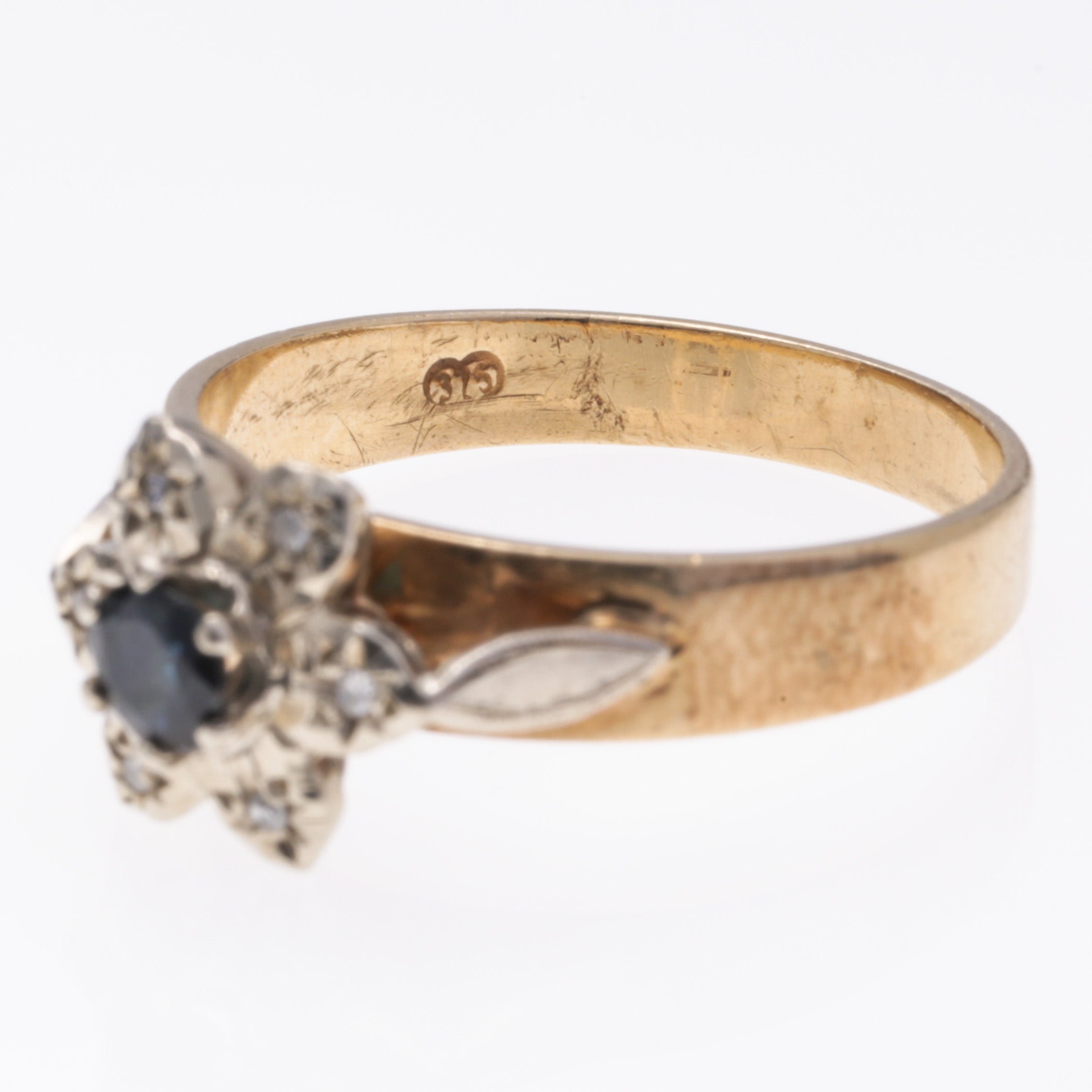 Bague en or jaune 9 carats, saphir et diamants | 0,28 ct, 0,03 ct au total | Taille 8,25