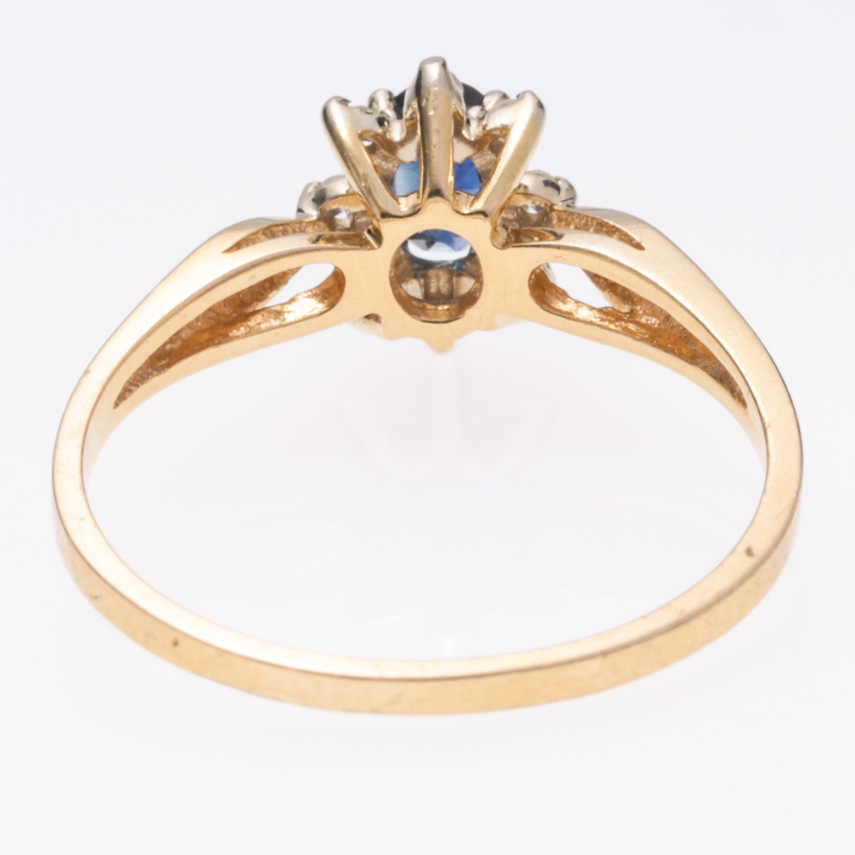 Bague en or jaune 18 carats, saphirs et diamants | 0,29 ct (poids total), 0,07 ct (poids total) | Taille 6