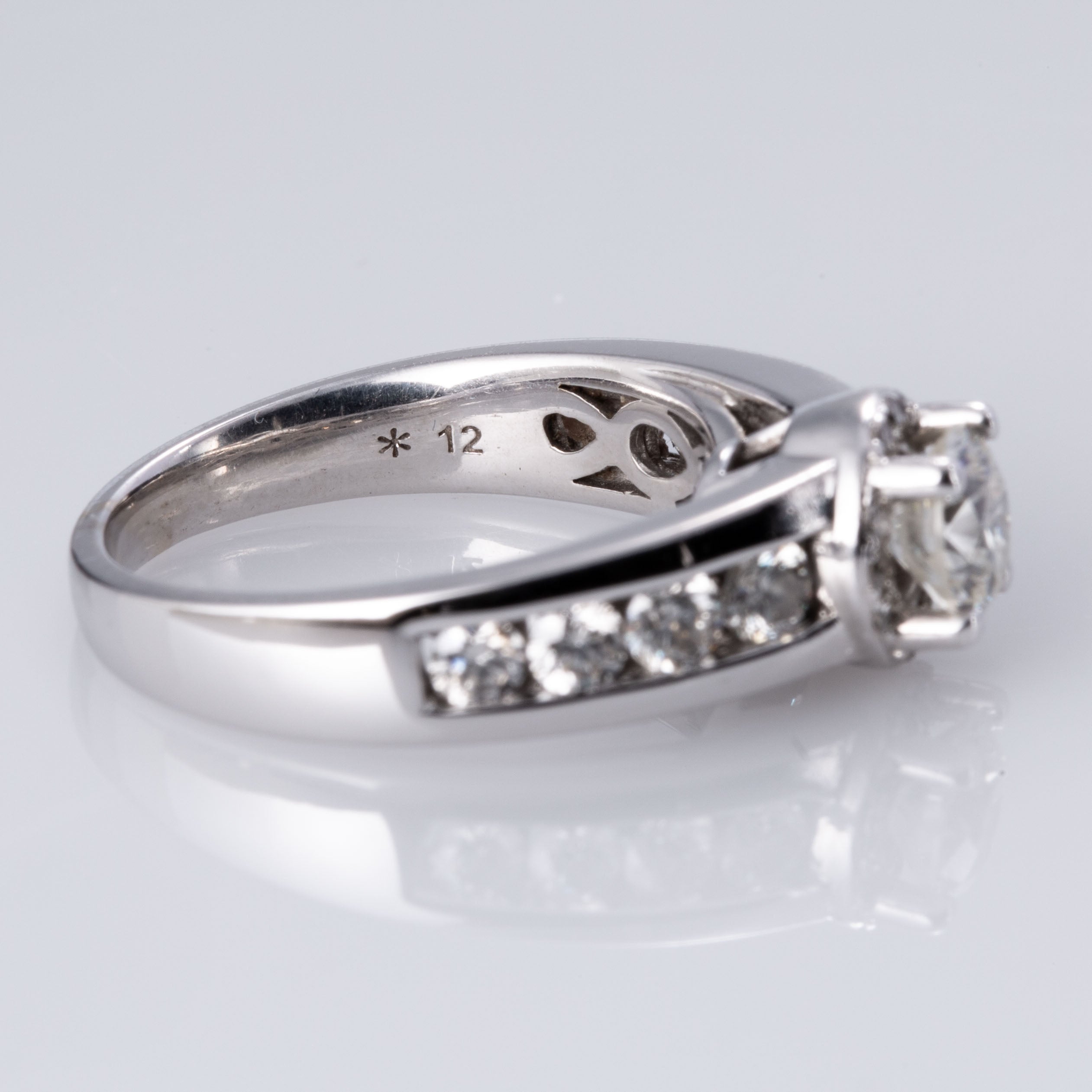 Bague halo caché en or blanc 14 carats | 1,48 ct | Taille 6,5 |