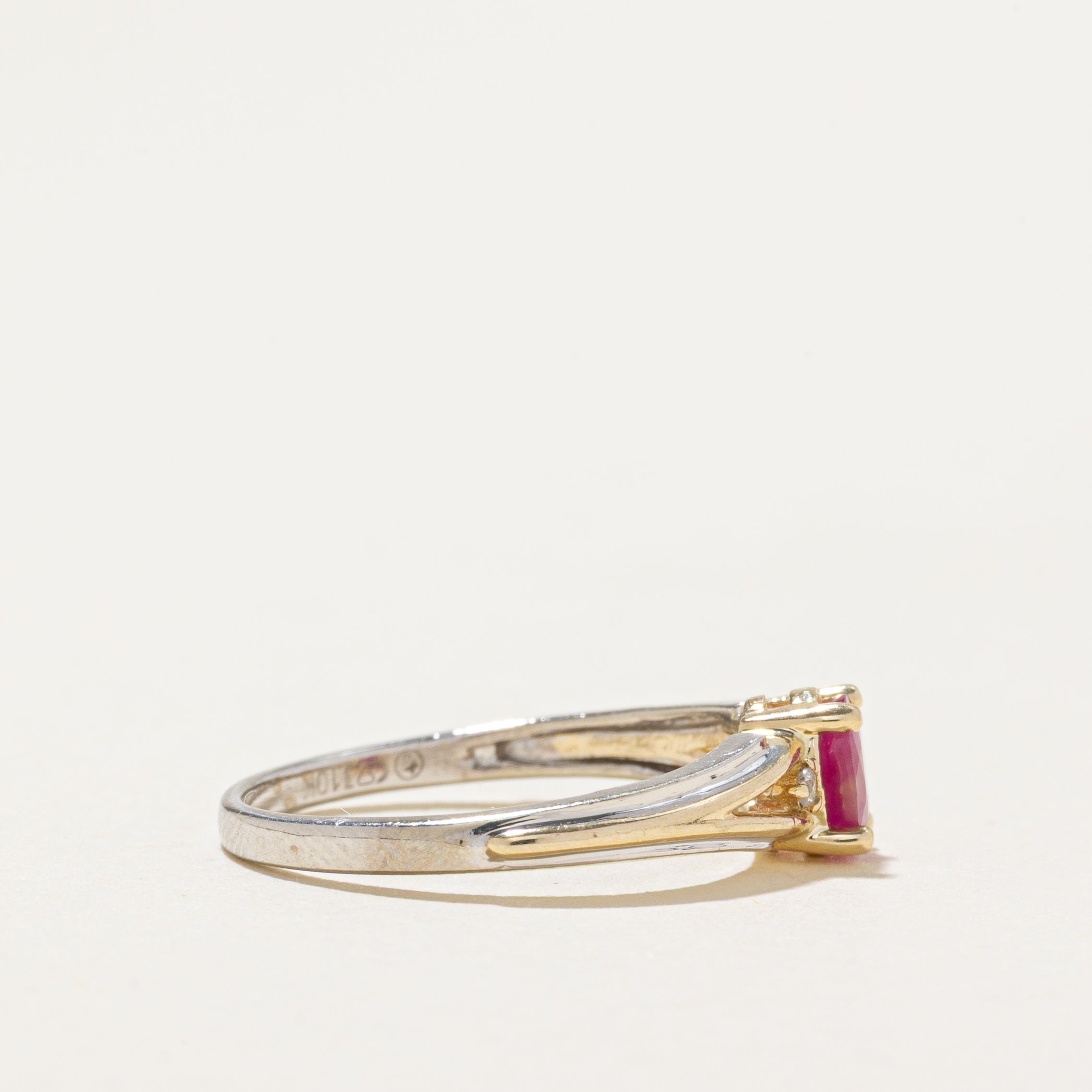 Bague en or bicolore sertie de rubis et de diamants | Taille 4,75