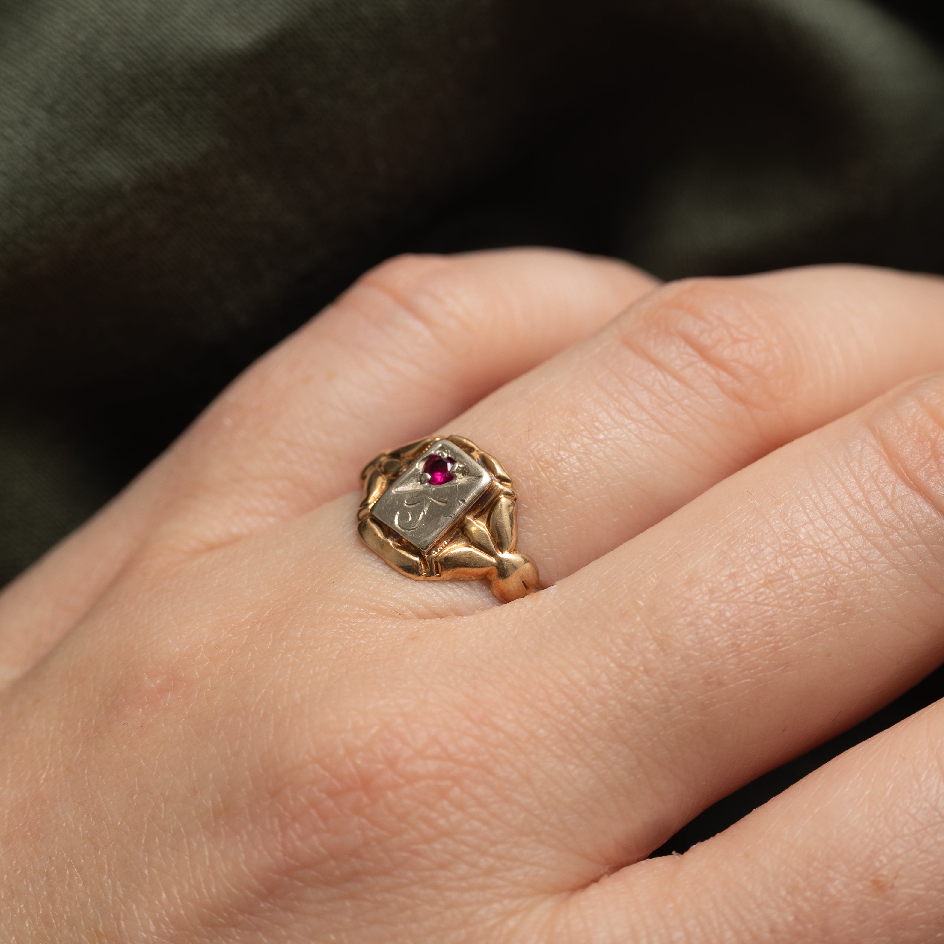 Bague chevalière initiale « J » en rubis synthétique | Taille 6,75