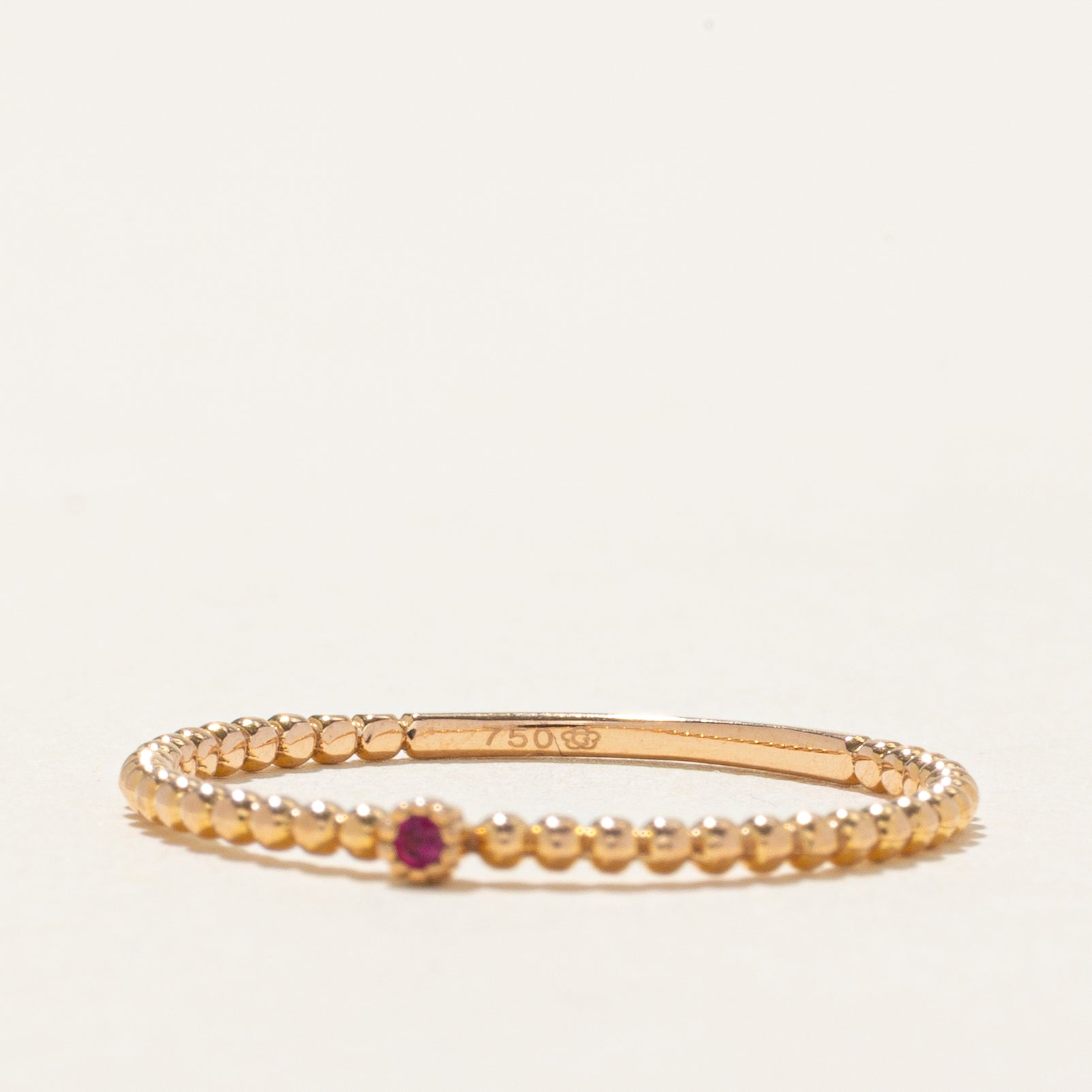 Bague en or 18 carats ornée de rubis synthétiques | Taille 7,25