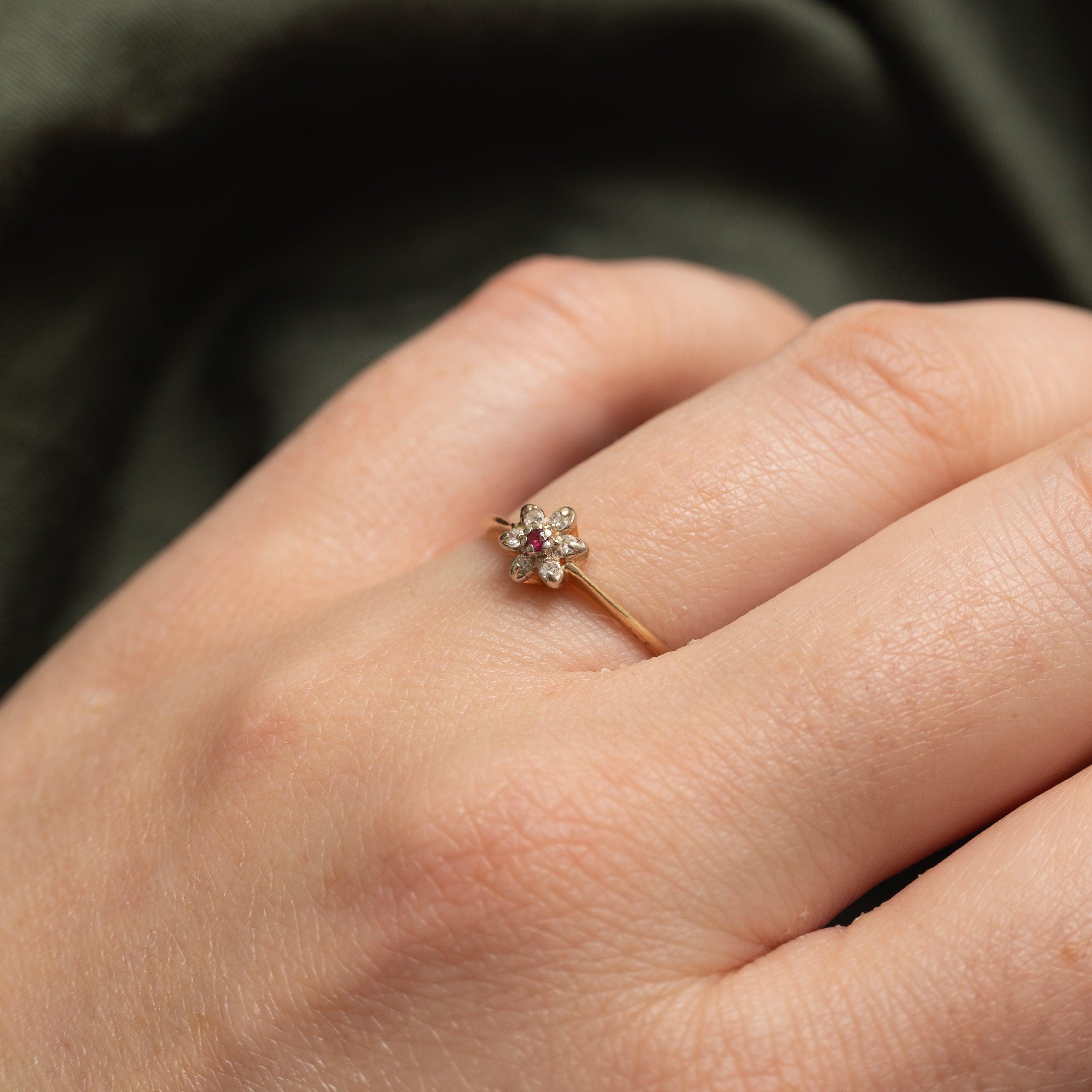 Bague fine en pétale de rubis et diamant | Taille 6,5