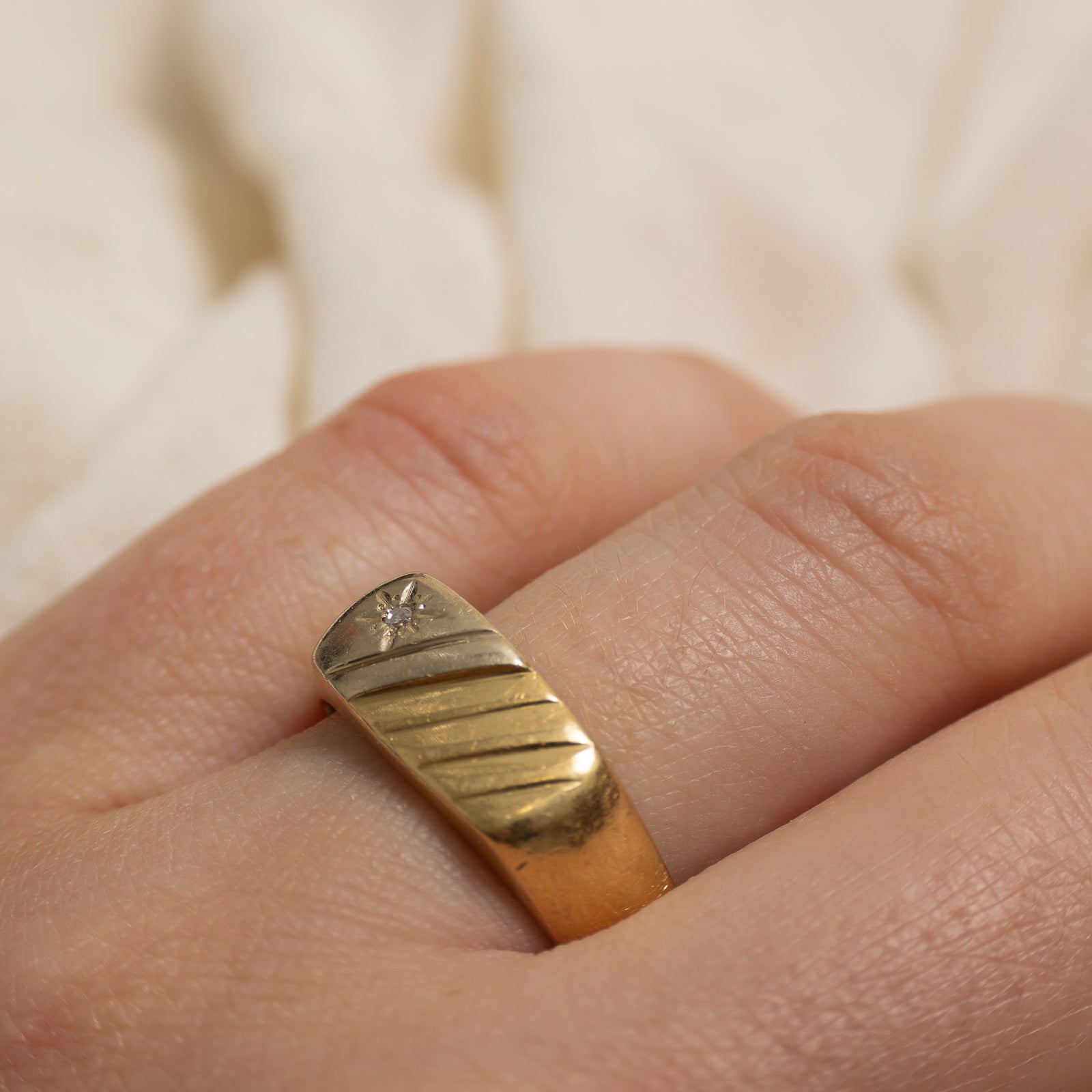 18k Two-Tone Star Set Diamond Grooved Ring | SZ 10
