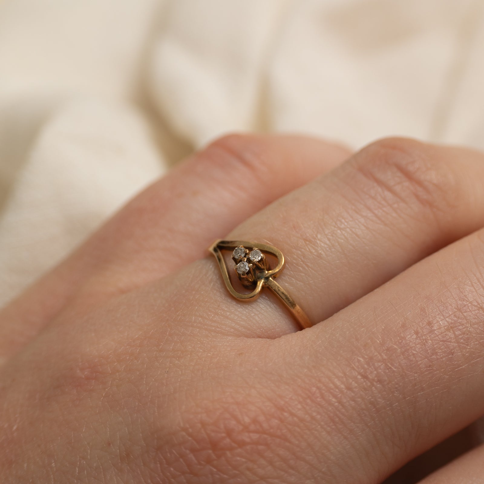 15k Diamond Cluster Heart Buckle Ring | SZ 5.5