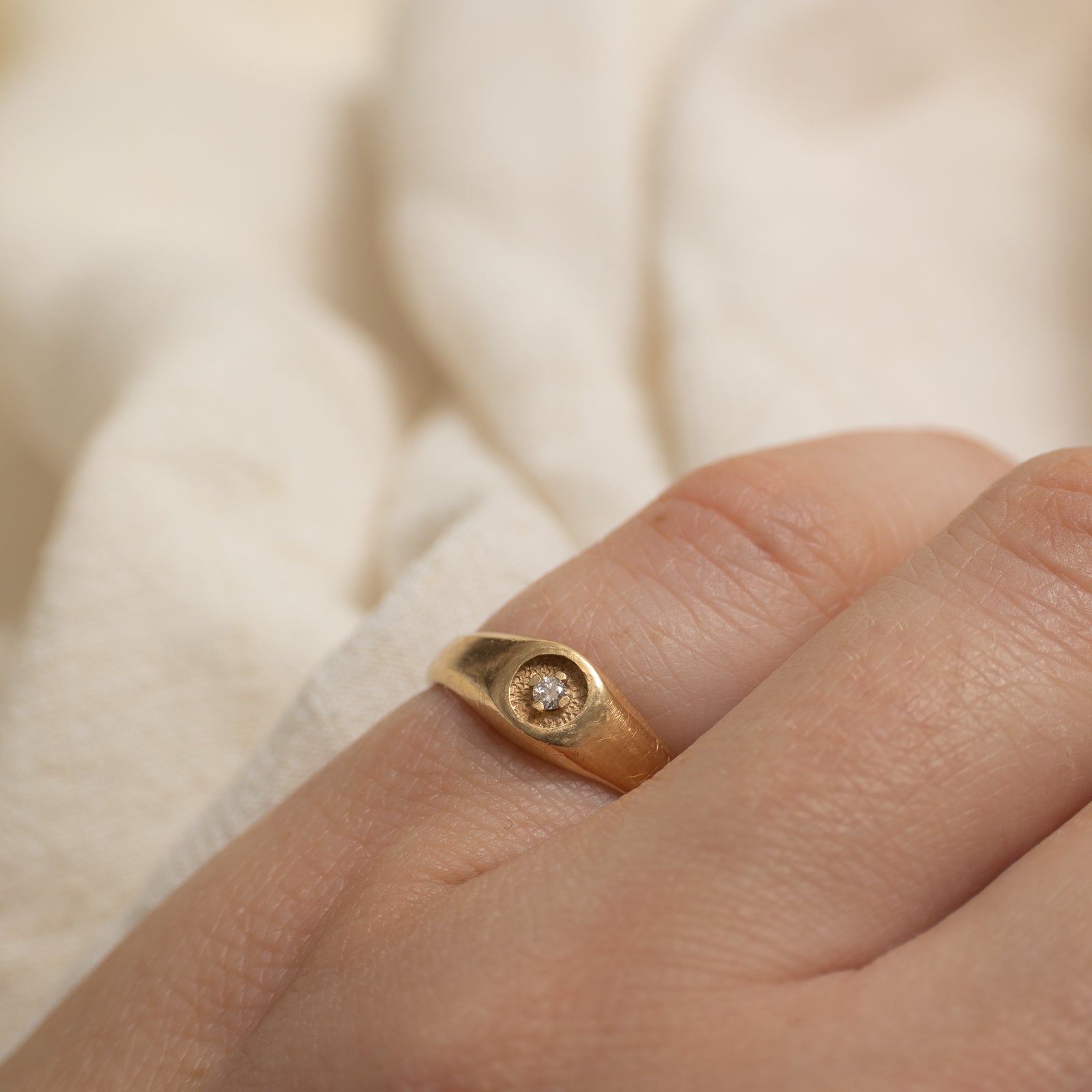 14k Solitaire Diamond Textured Circle Ring | SZ 4