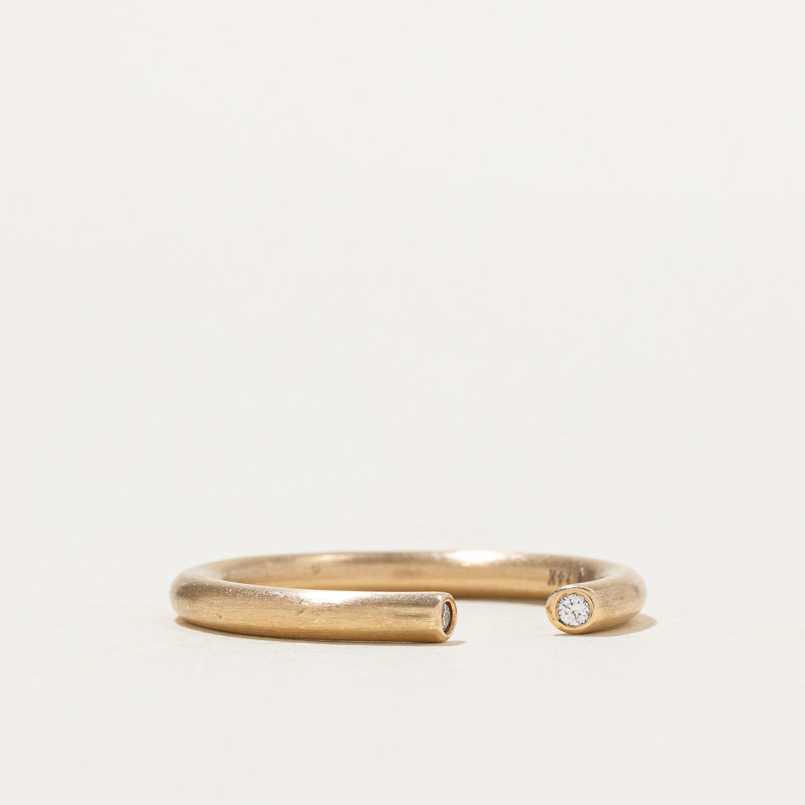 Alliance en or 14 carats avec diamants, finition mate | 2,1 mm | Taille 6,25