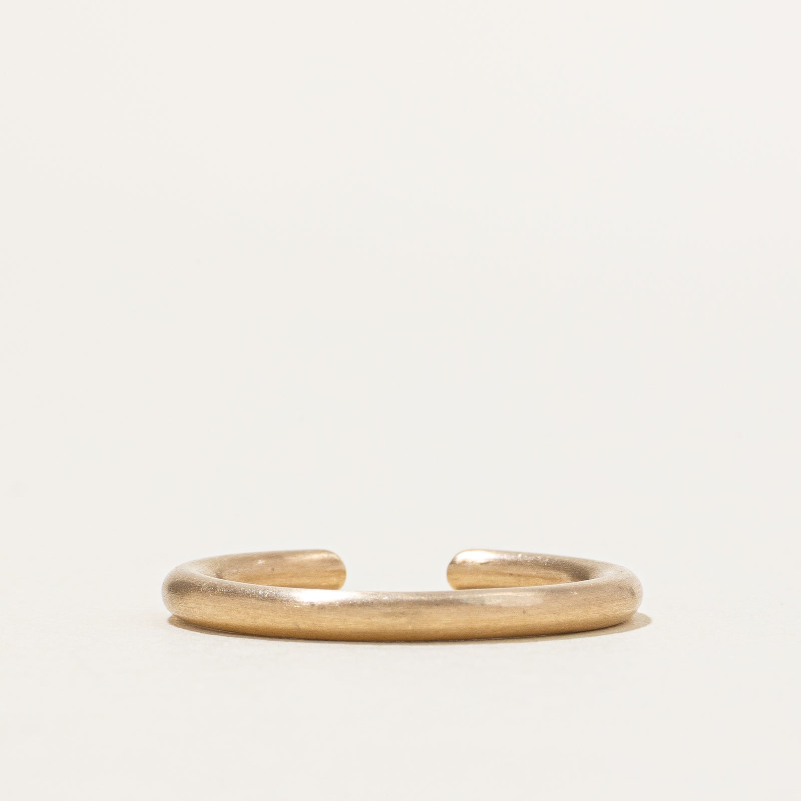 Alliance en or 14 carats avec diamants, finition mate | 2,1 mm | Taille 6,25