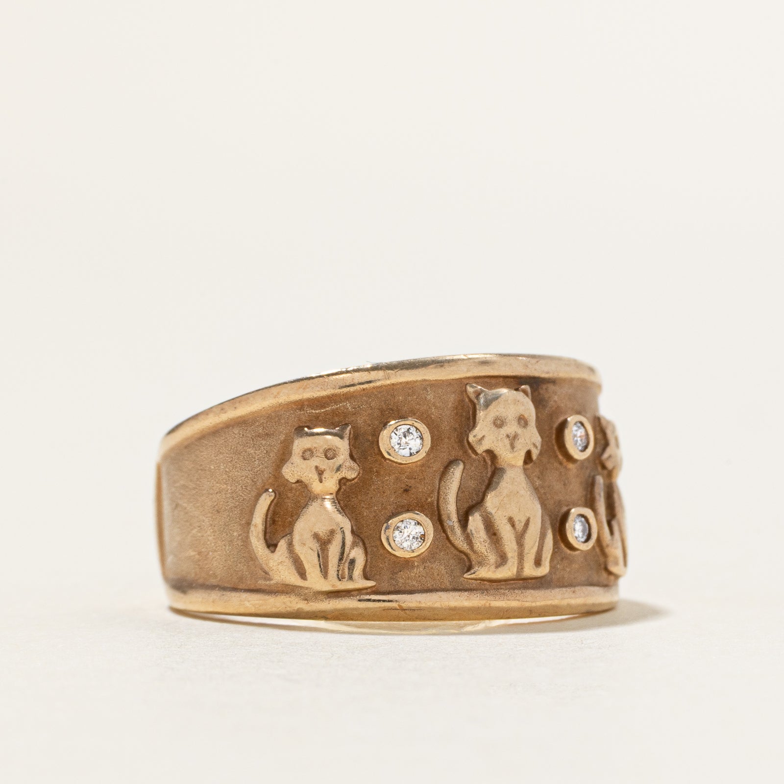 10k Bezel Set Diamond Embossed Cat Ring | SZ 6.75