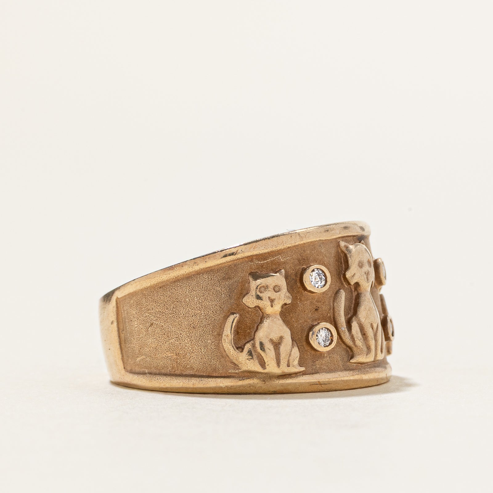10k Bezel Set Diamond Embossed Cat Ring | SZ 6.75