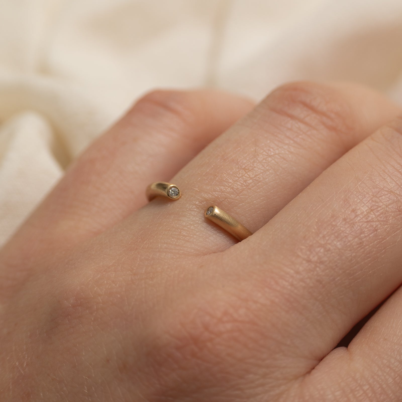 Alliance en or 14 carats avec diamants, finition mate | 2,1 mm | Taille 6,25