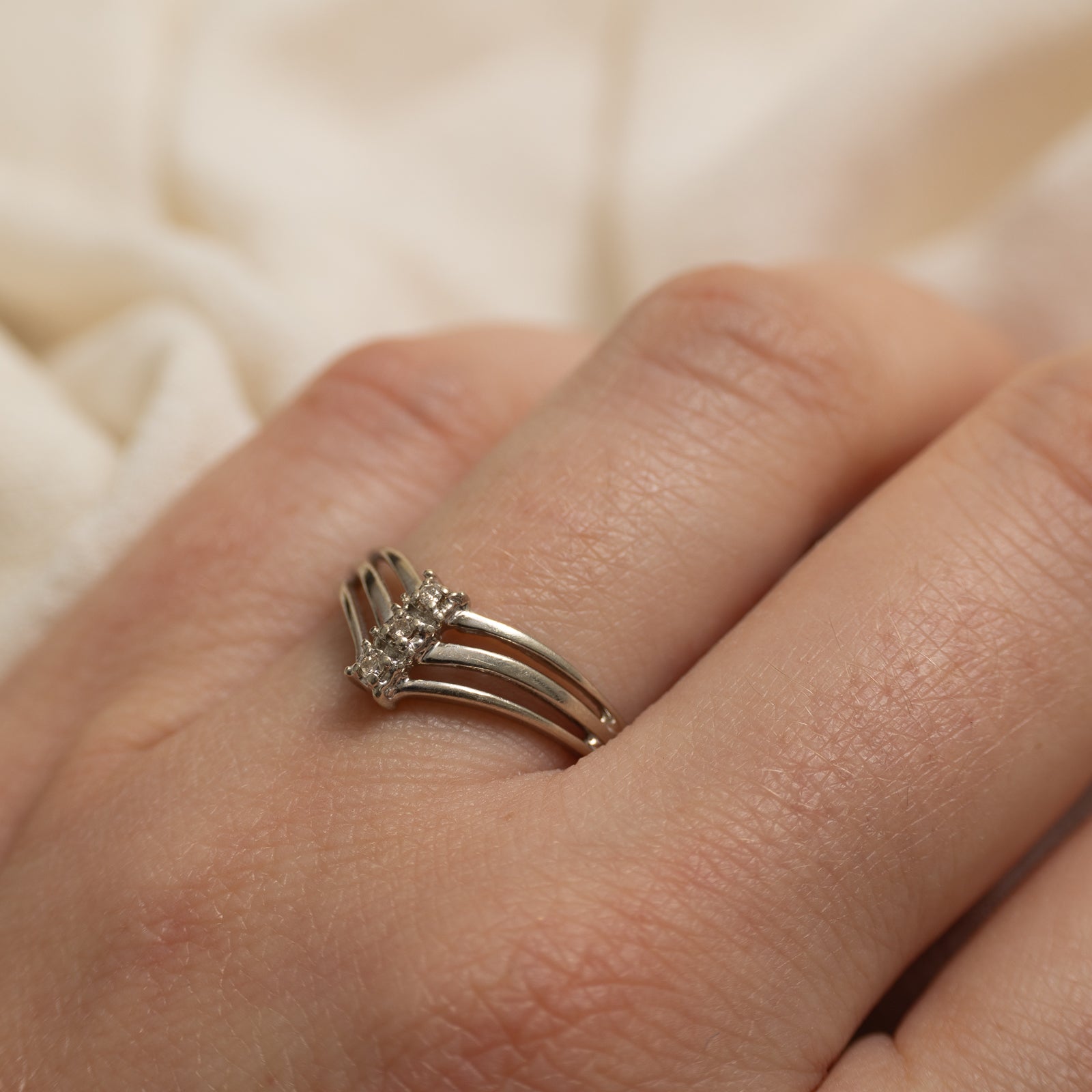 10k Diamond Column Openwork Chevron Ring | SZ 7.5