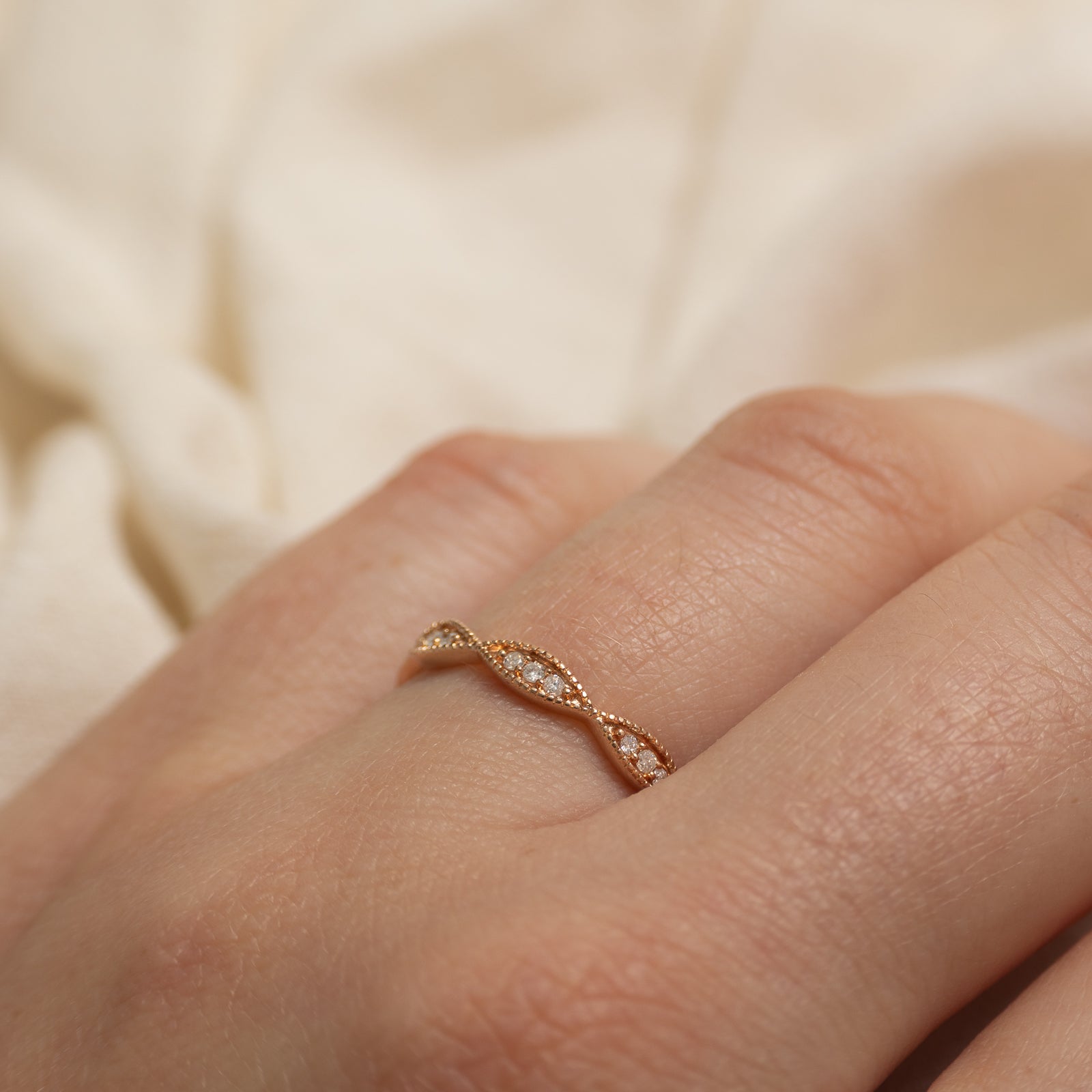 Bague Birmingham en or 10 carats sertie de diamants et ornée d'un motif festonné et de perles fines | Taille 6