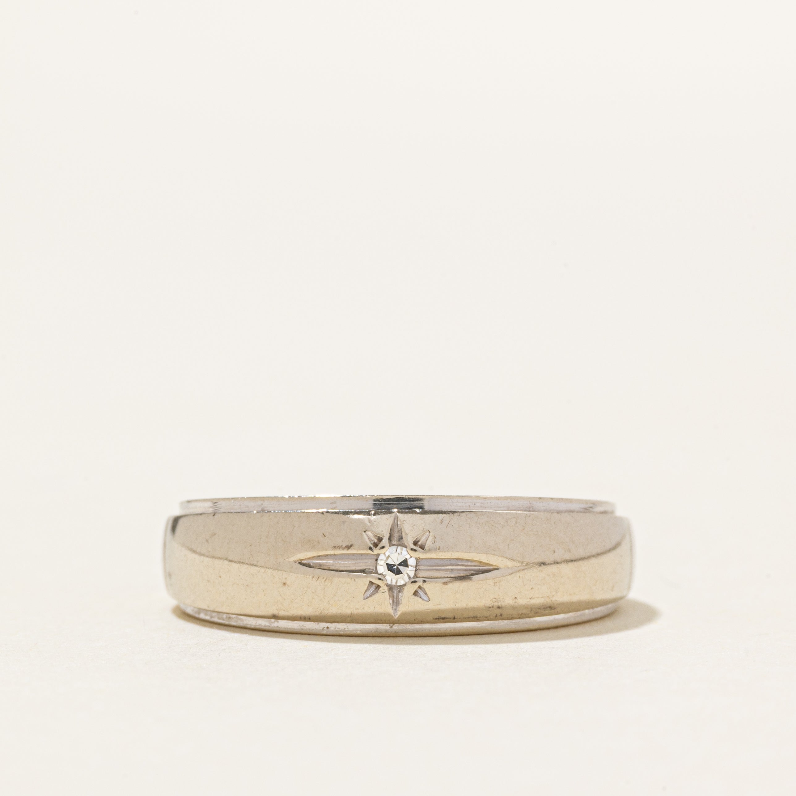 Bague rainurée sertie de diamants en forme d'étoile | Taille 7,5