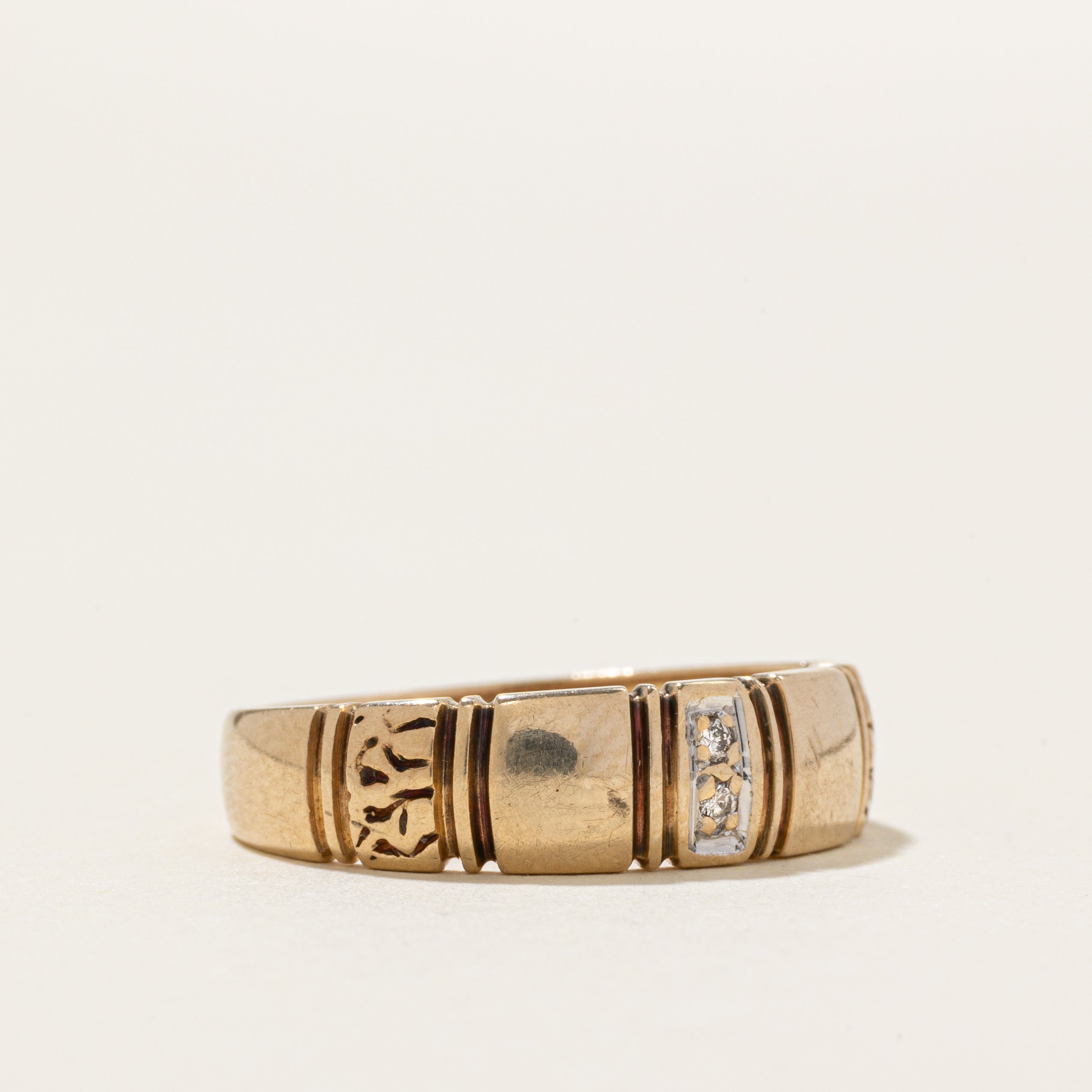 Bague en or 10 carats sertie de diamants et gravée en forme de colonne | Taille 6