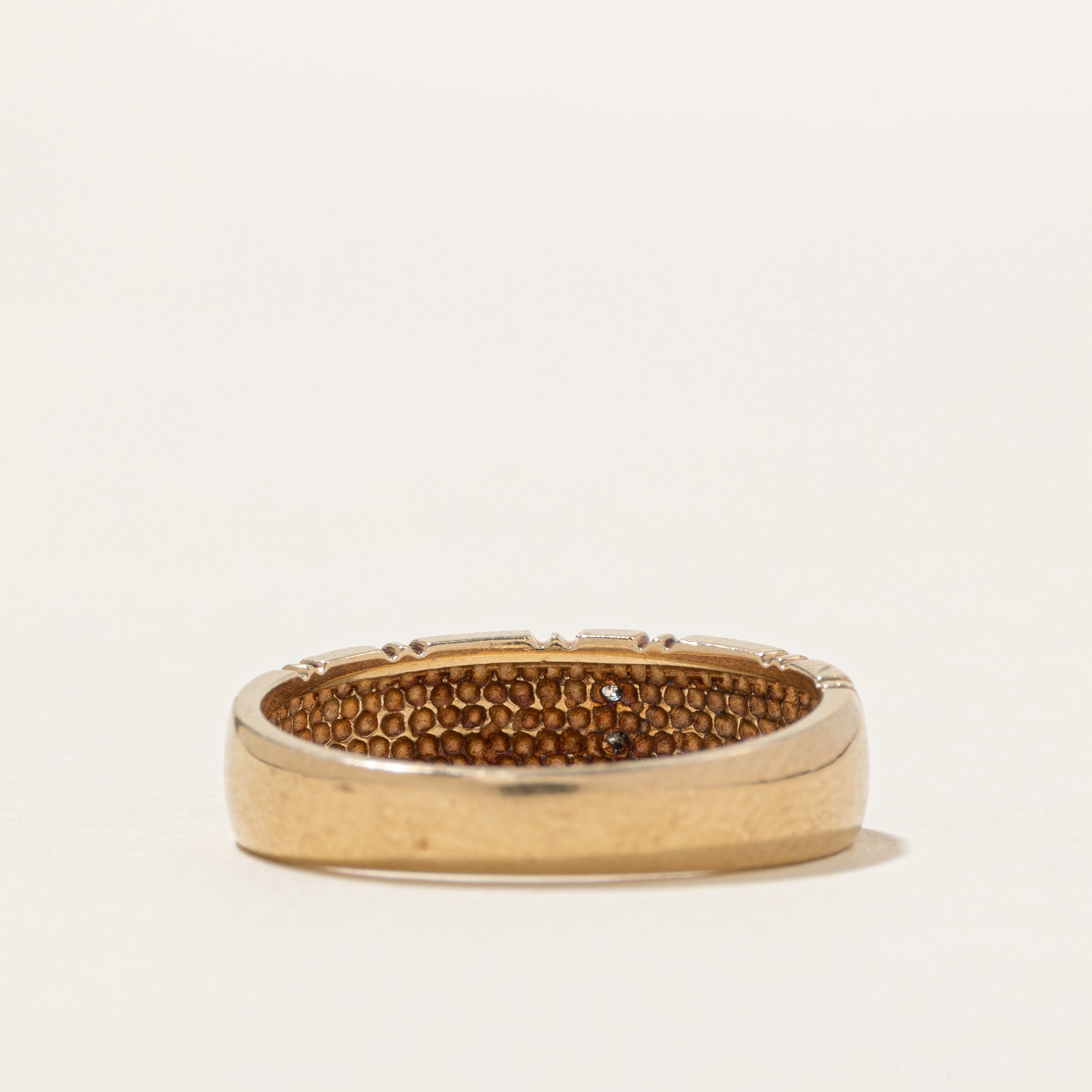 Bague en or 10 carats sertie de diamants et gravée en forme de colonne | Taille 6