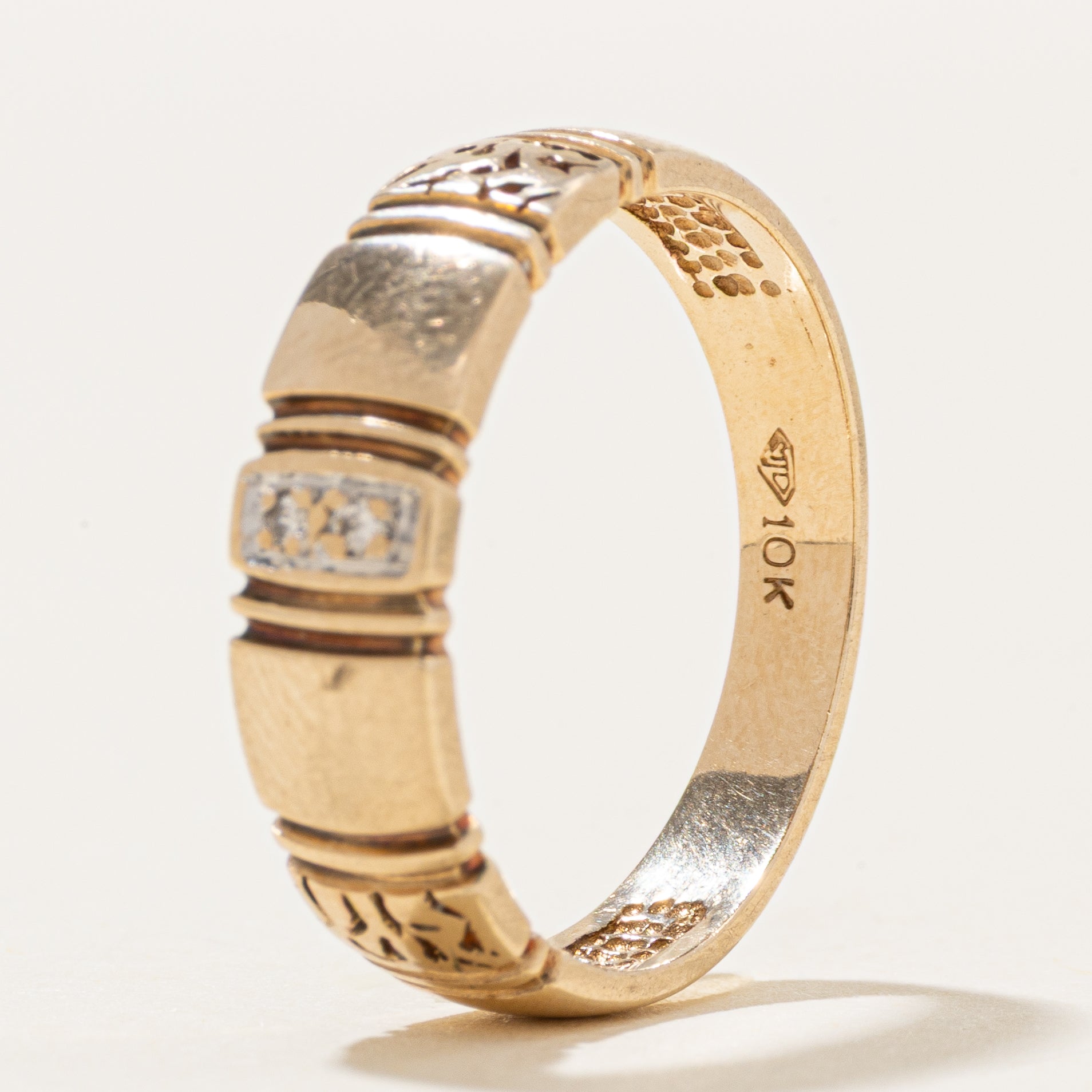 Bague en or 10 carats sertie de diamants et gravée en forme de colonne | Taille 6