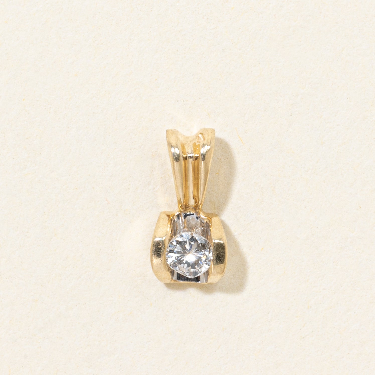 Pendentif serti tension en or 14 carats serti de diamants