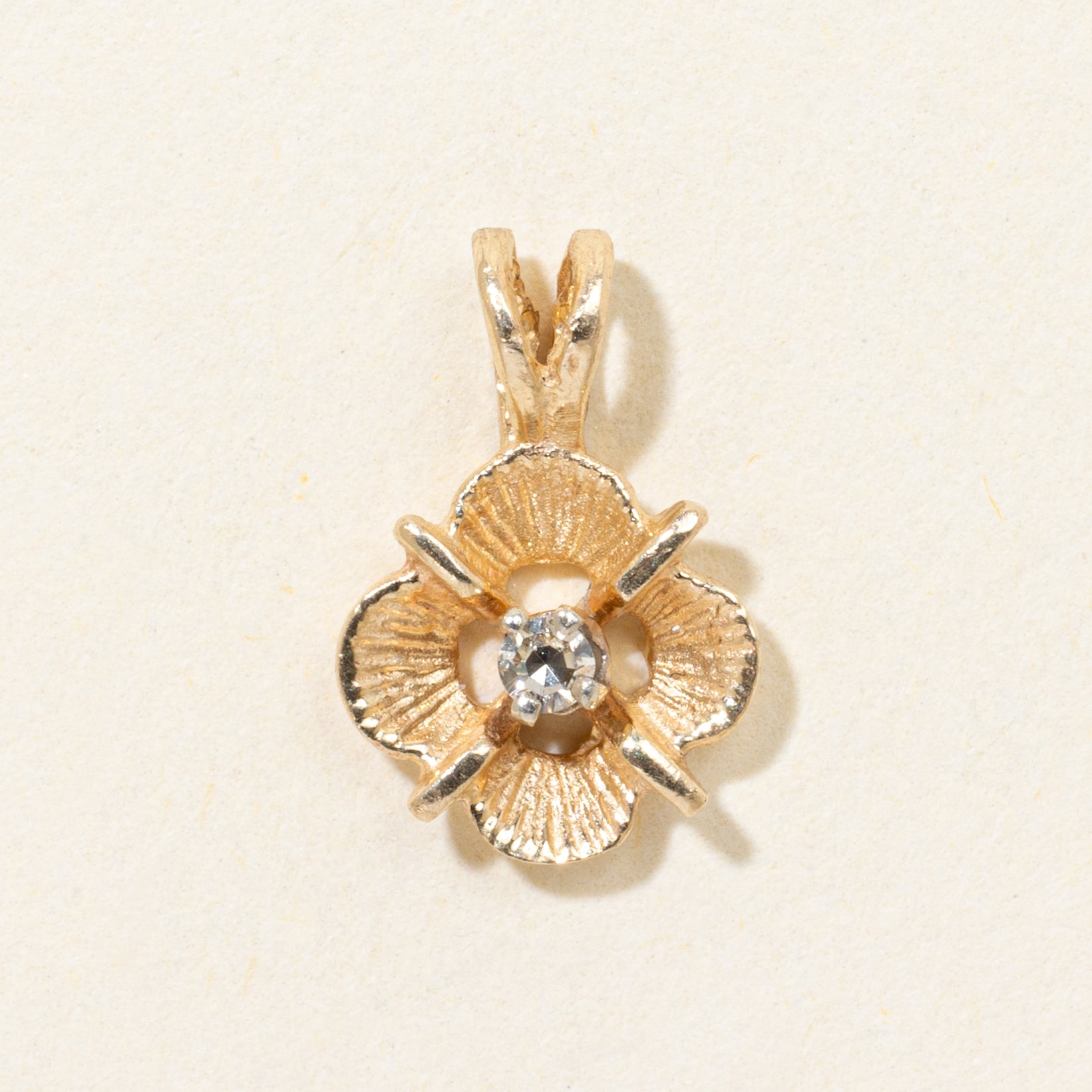 Pendentif trèfle texturé en or 14 carats serti de diamants