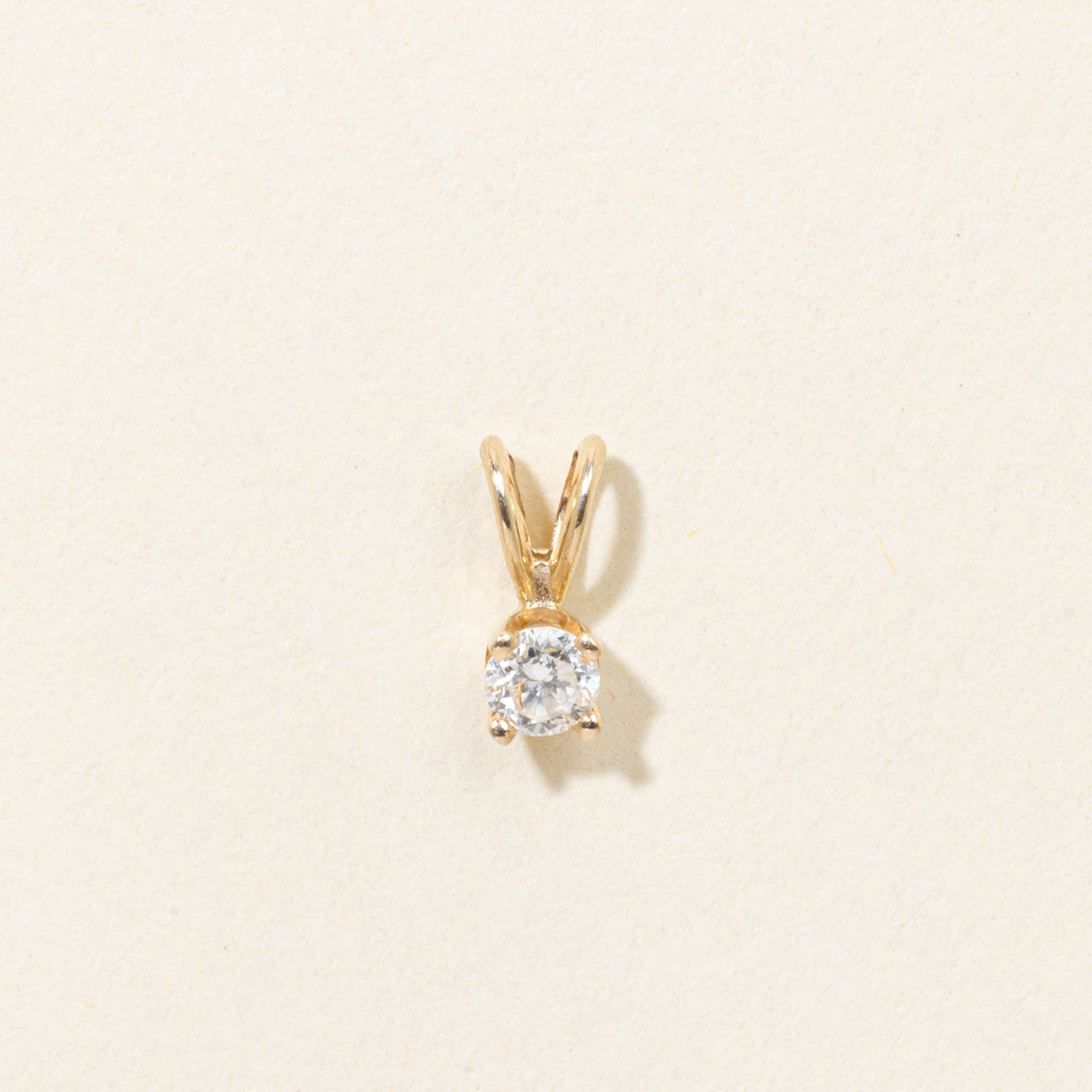 Pendentif en or jaune 14 carats serti de diamants