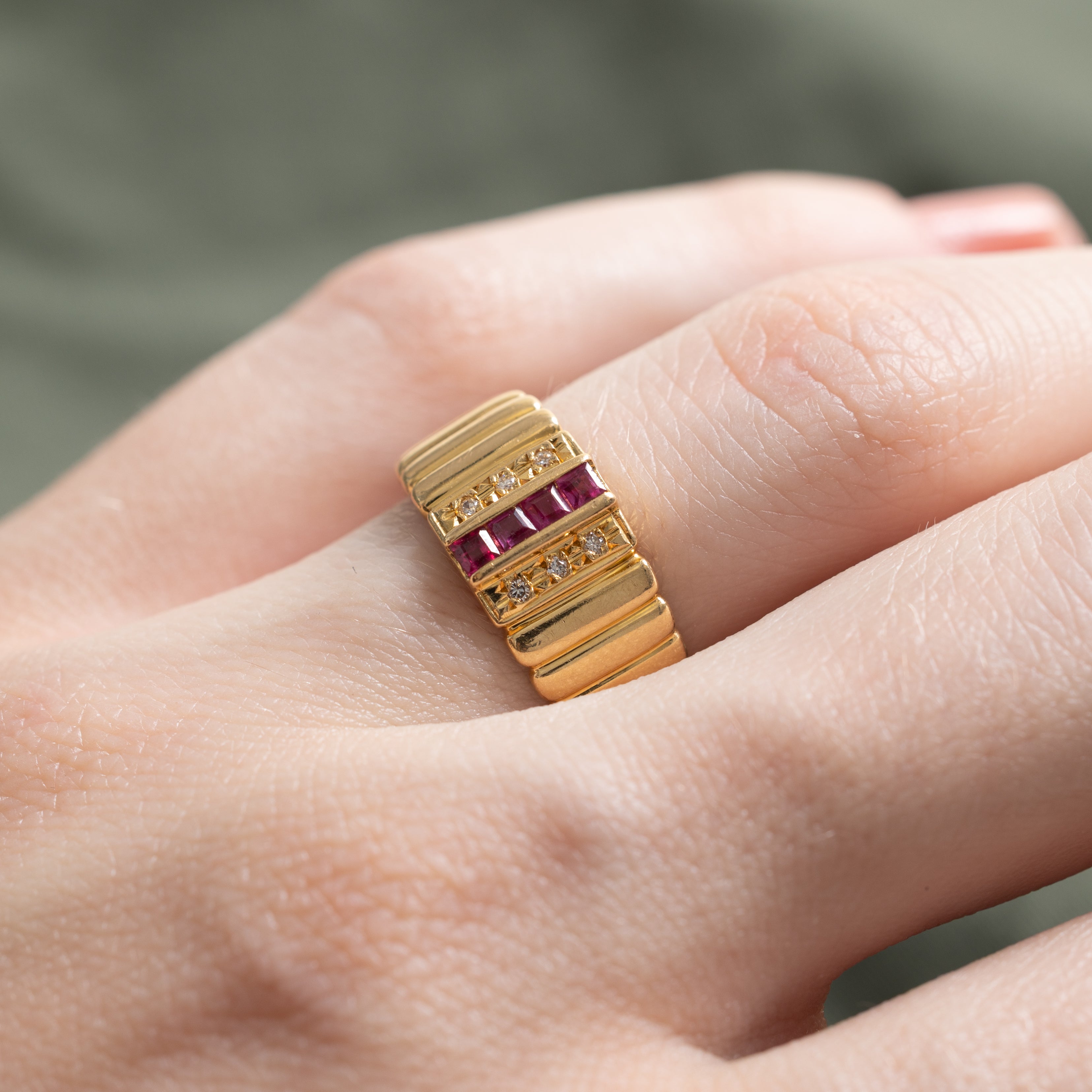 18k Ruby & Diamond Column Fluted Band | 0.12ctw, 0.01ctw | SZ 5.75
