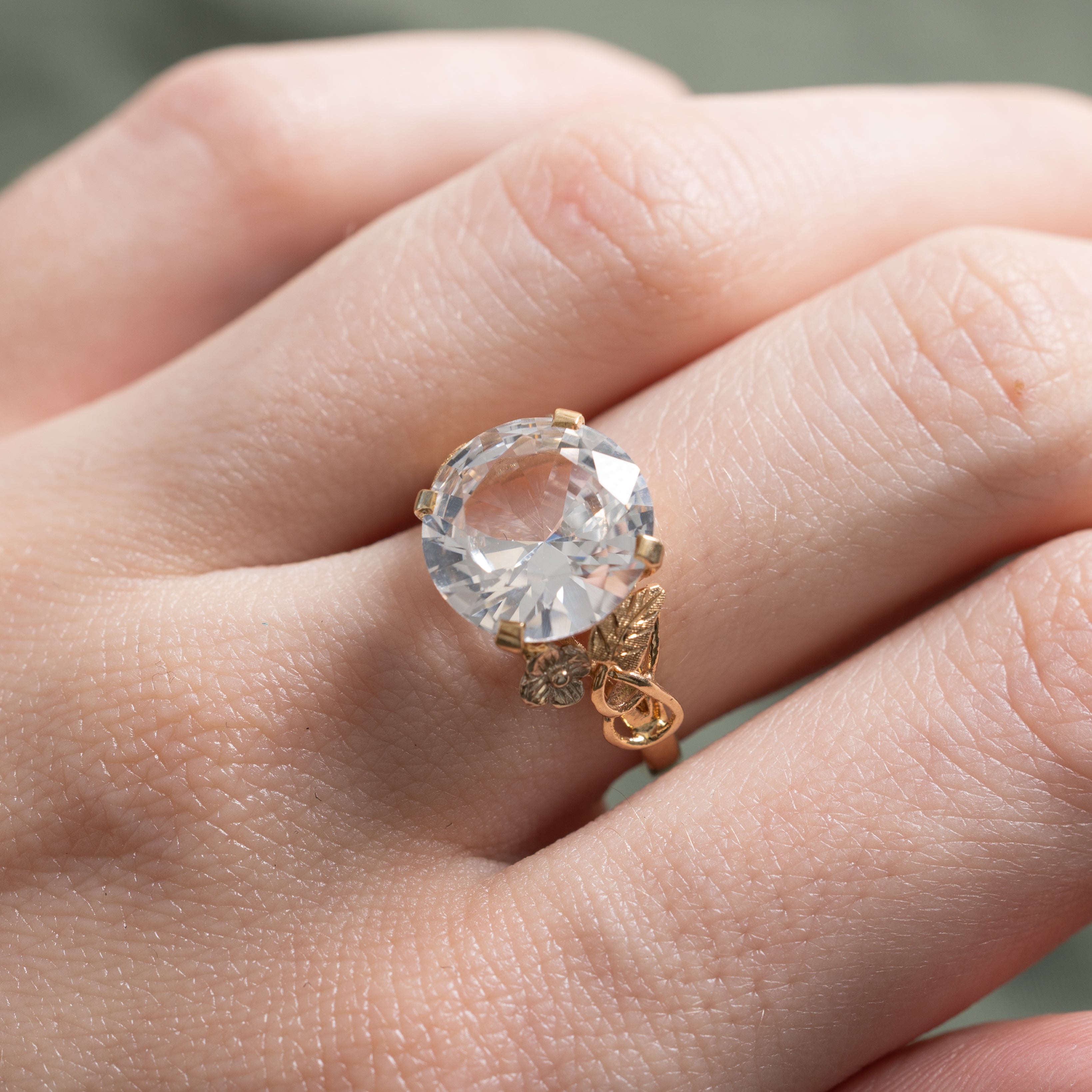 Bague cocktail en saphir blanc synthétique à gravure florale | 5,90 ct | Taille 6