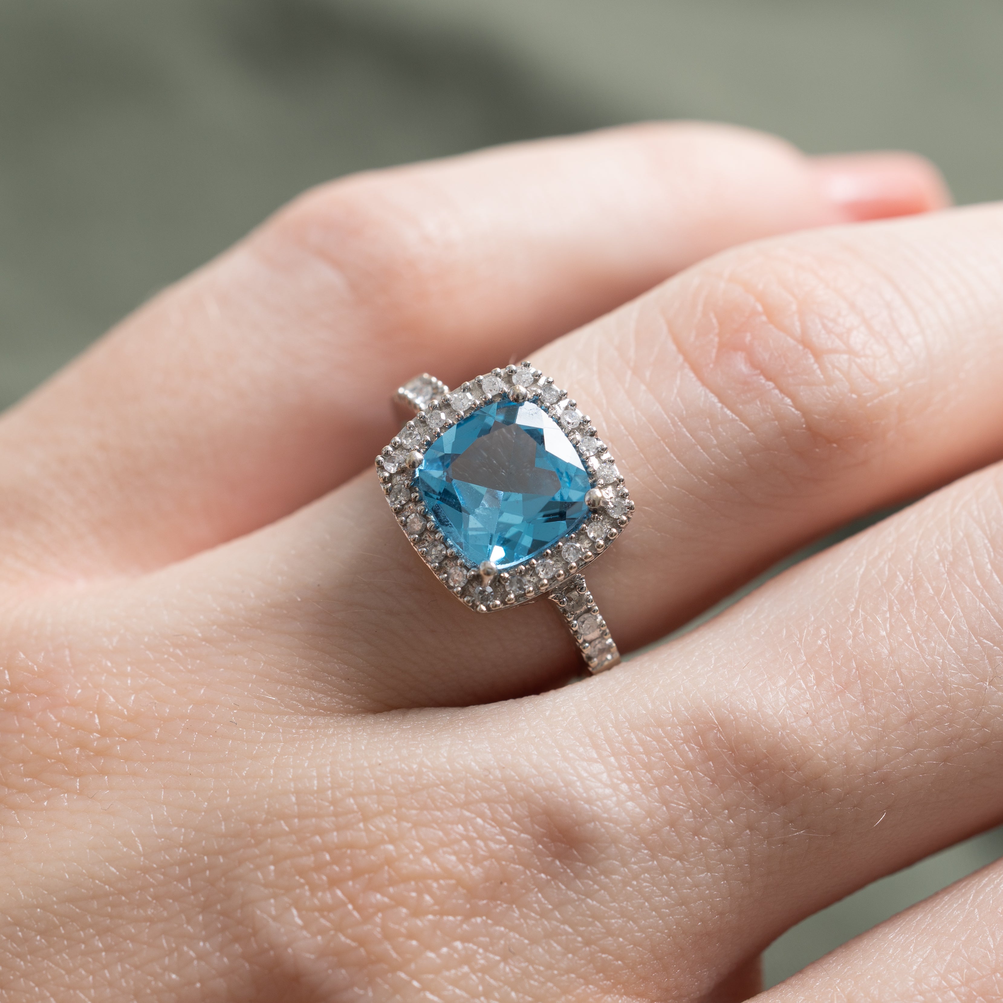 Bague halo en topaze bleue taille coussin et diamants | 1,70 ct, 0,07 ct au total | Taille 5