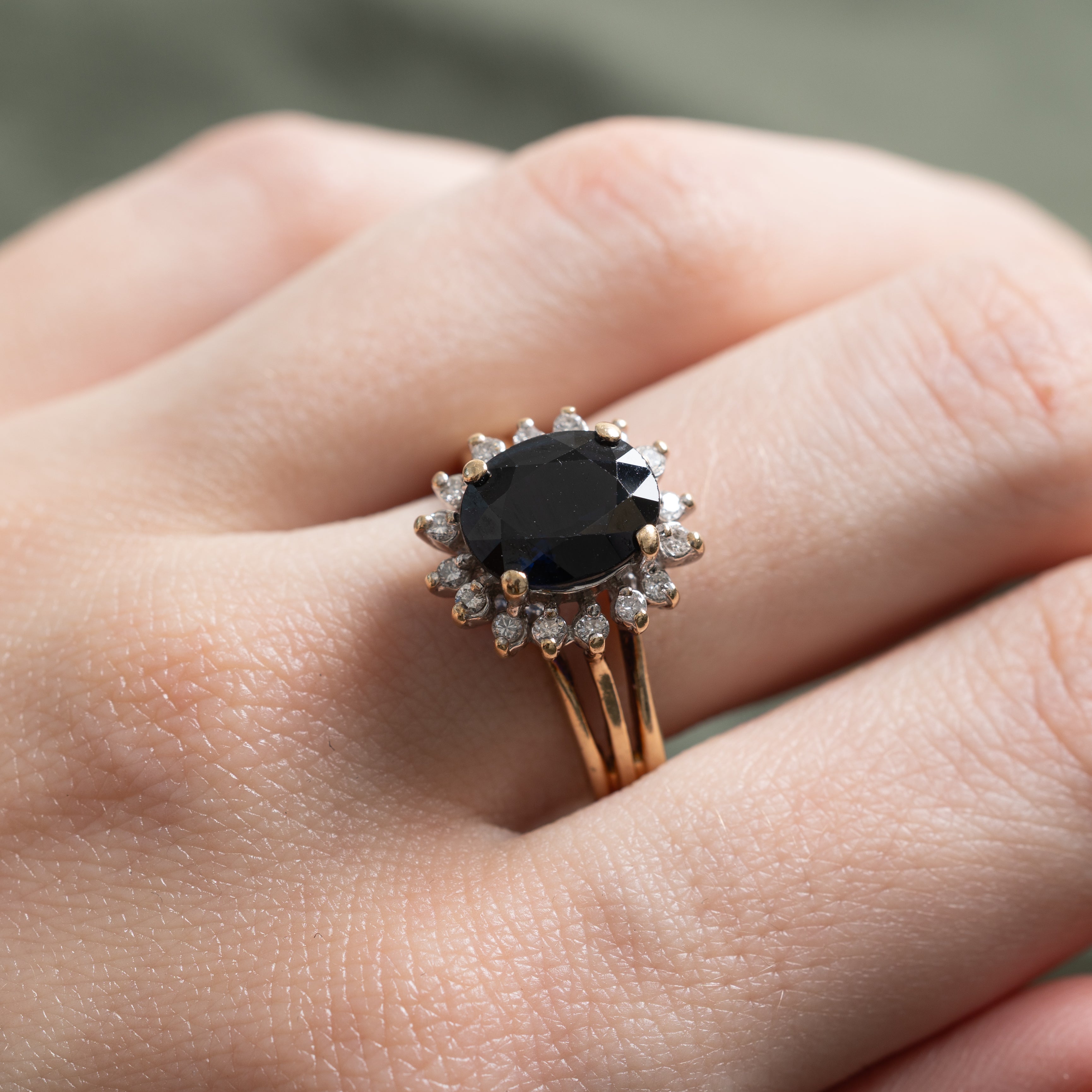 Bague ouverte à halo de pétales en saphir et diamants | 2,30 ct, 0,16 ct au total | Taille 8,5