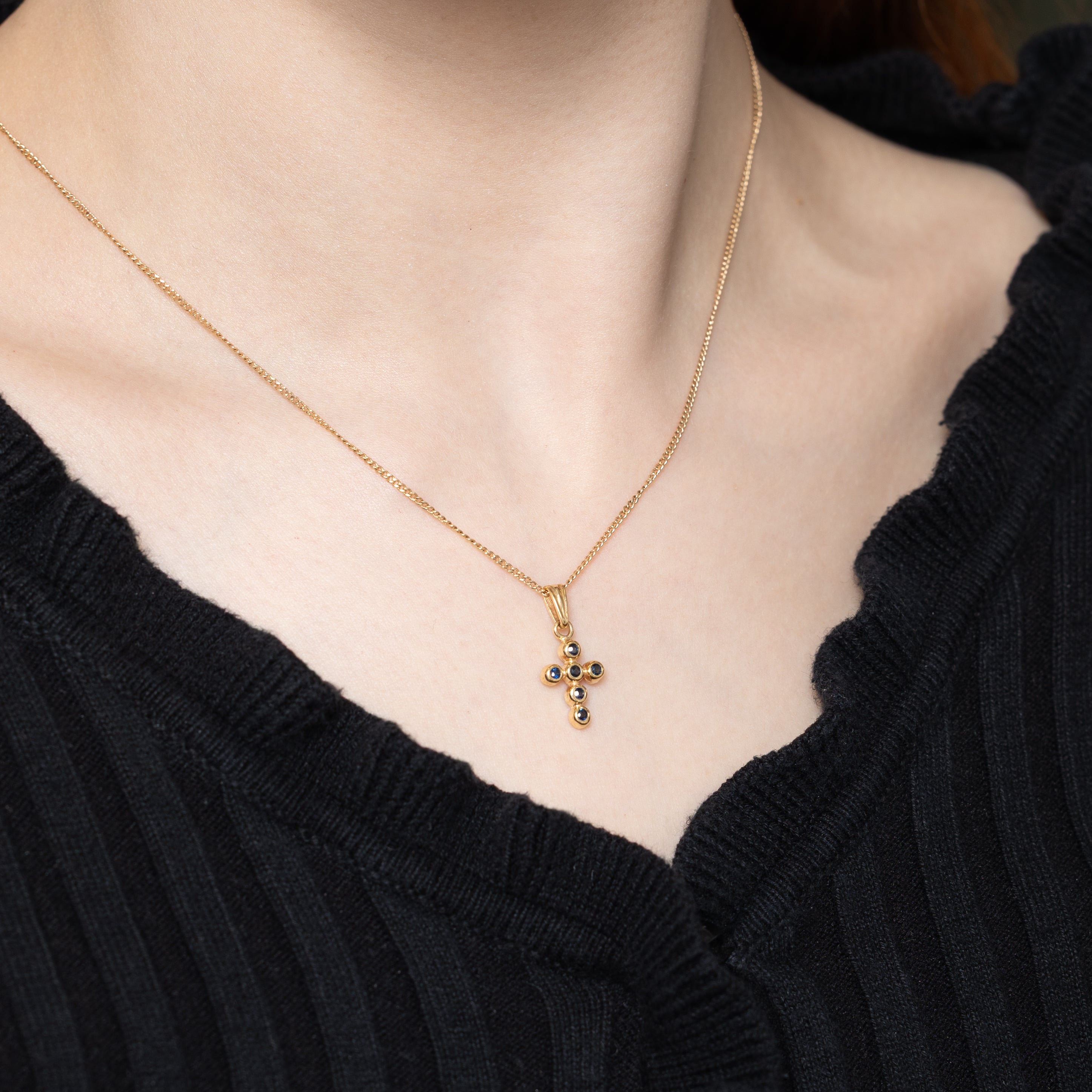 Pendentif croix en saphir serti clos, or 14 carats | 0,05 ct