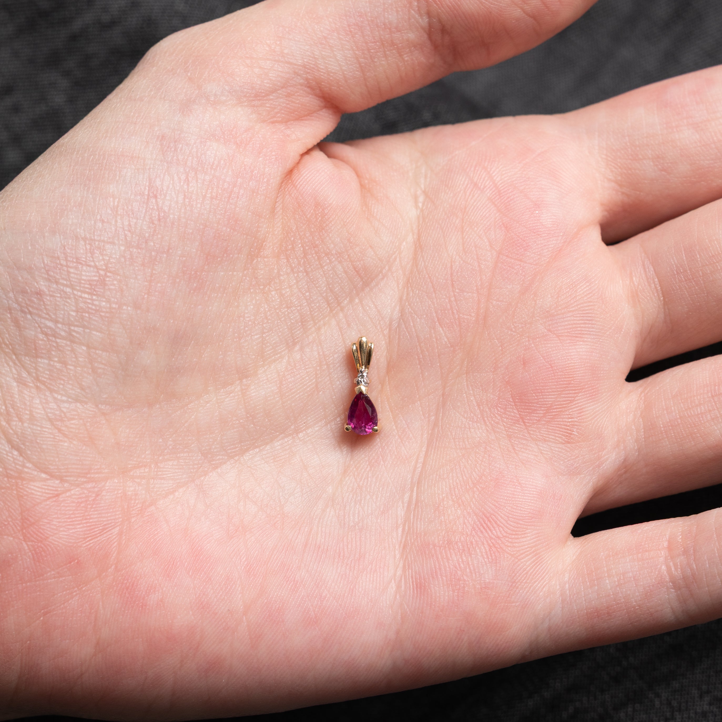 Pendentif en or 10 carats serti d'un rubis taille poire et de diamants