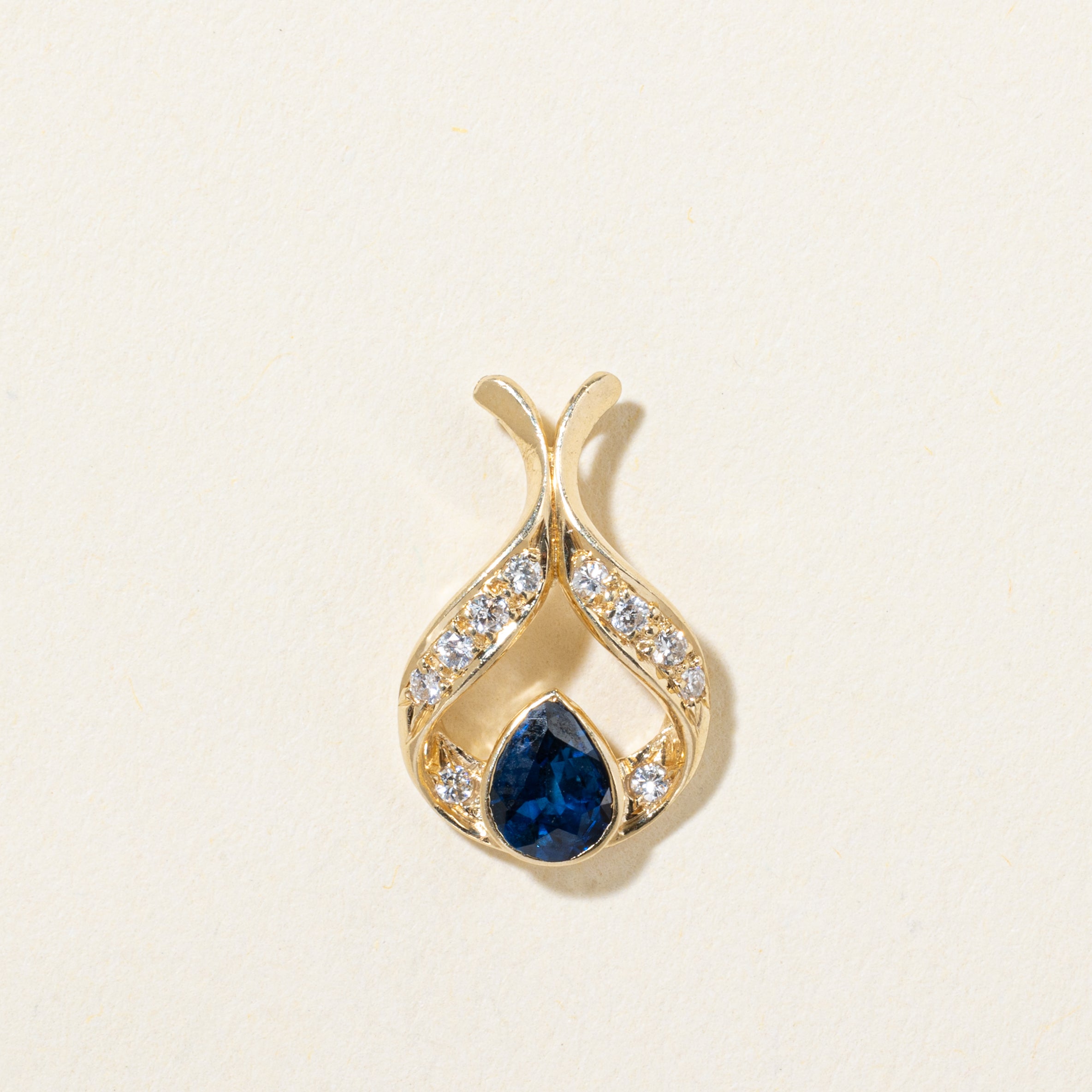 Pendentif ruban en saphir taille poire 14 carats et diamants