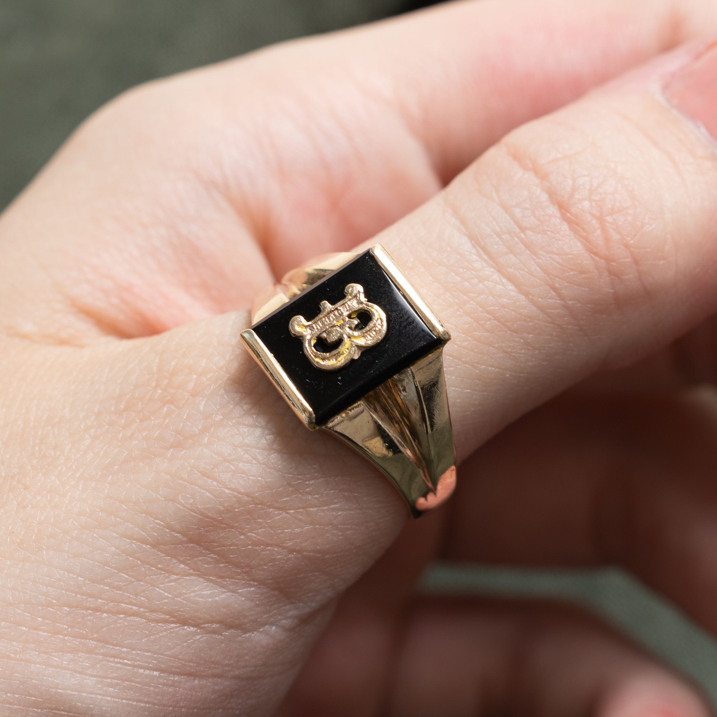 10k Onyx "B" Initial Grooved Signet Ring | 1.70ct | SZ 10.25