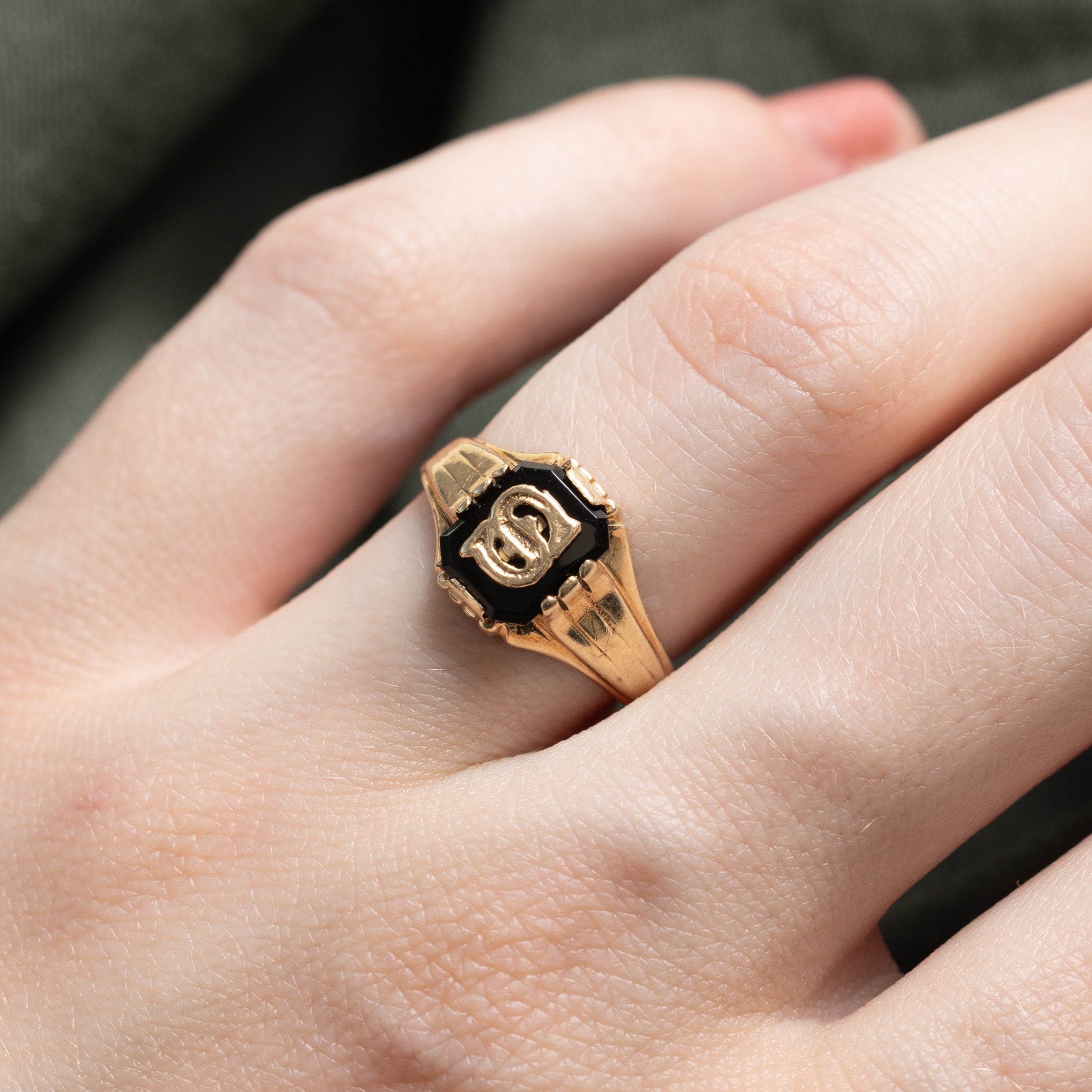 10k Onyx "S" Initial Grooved Signet Ring | 0.91ct | SZ 5.75