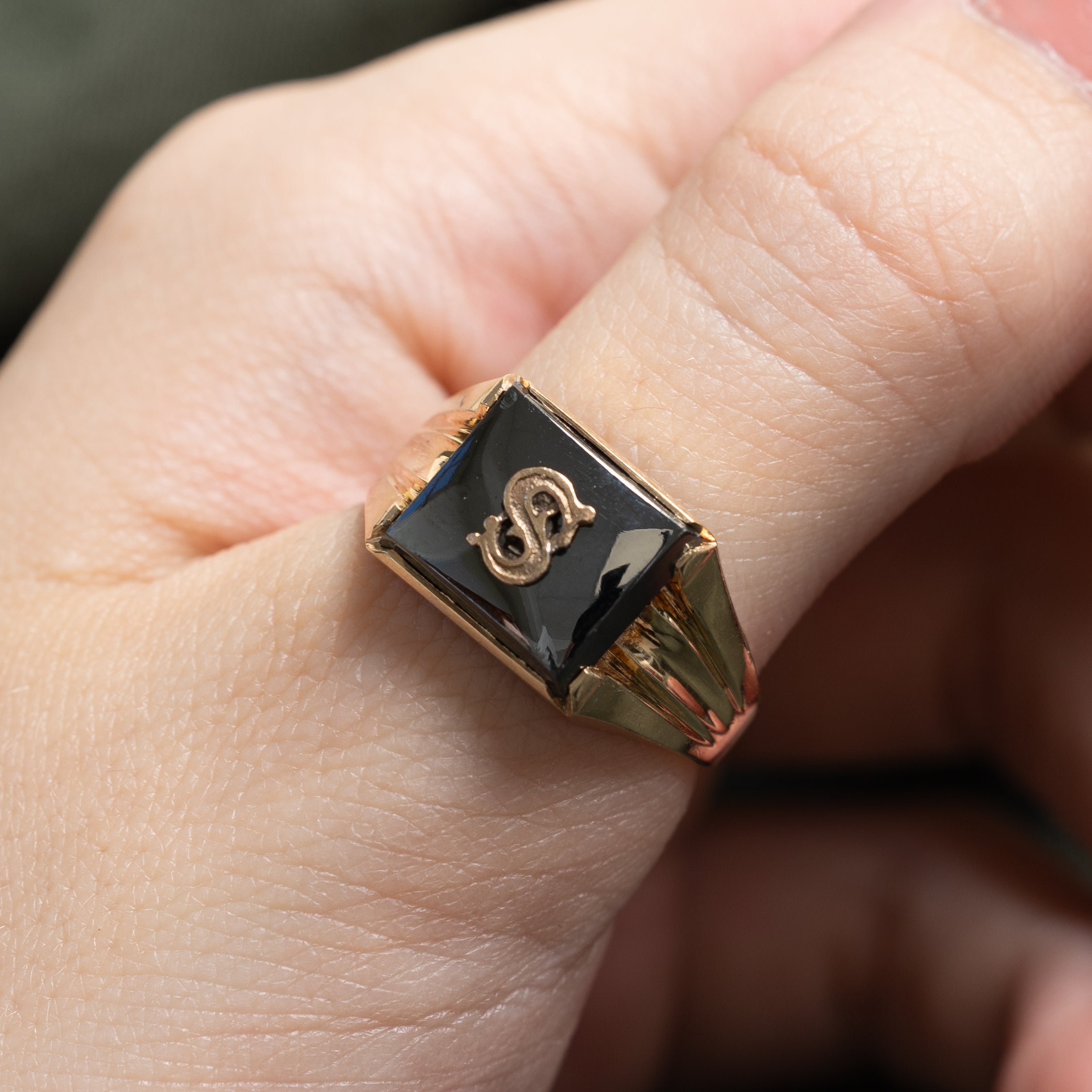 10k Hematite "S" Initial Grooved Signet Ring | 1.25ct | SZ 10.25