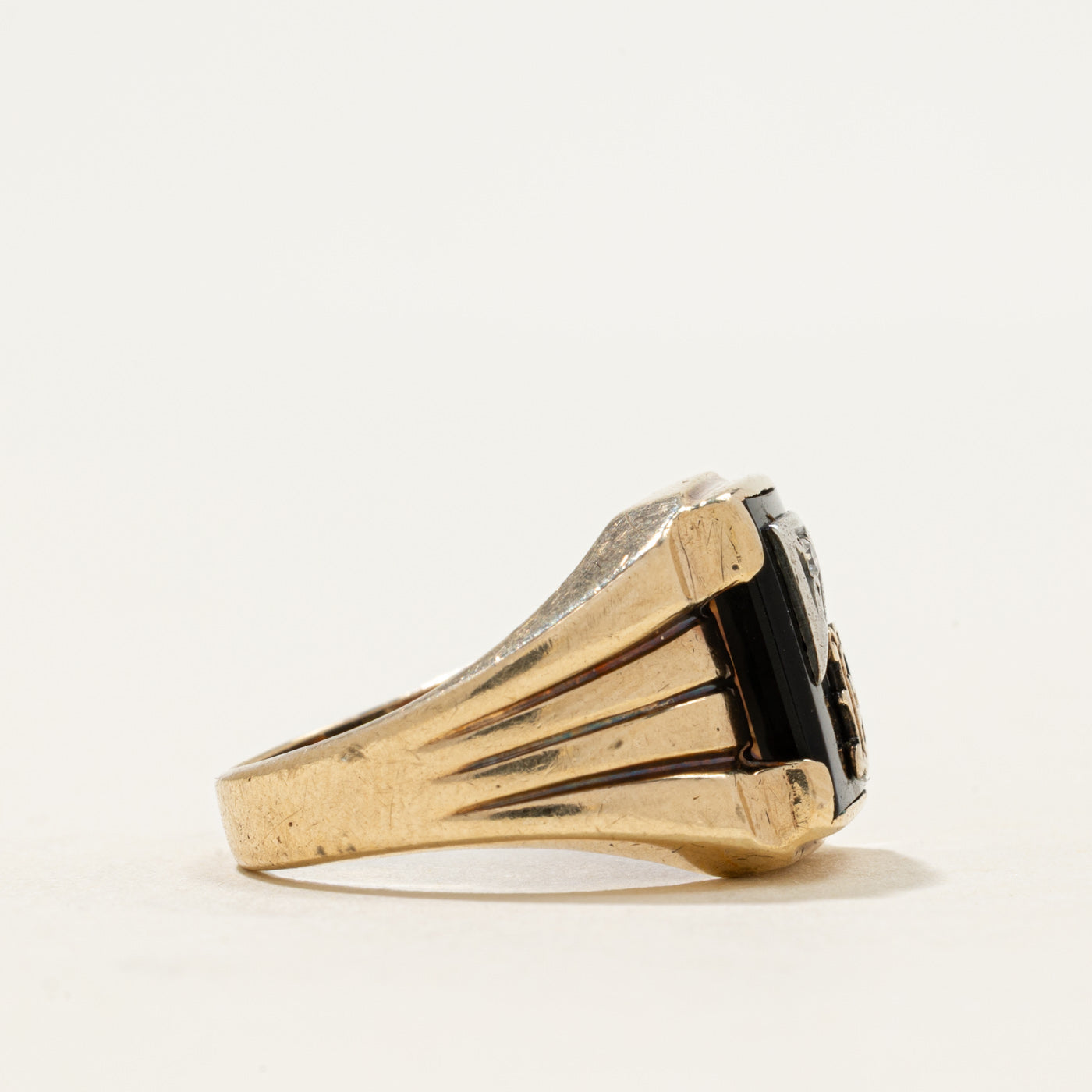 Bague chevalière rainurée en or 10 carats avec onyx et diamants, initiale « B » | 1,98 ct | Taille 7,25