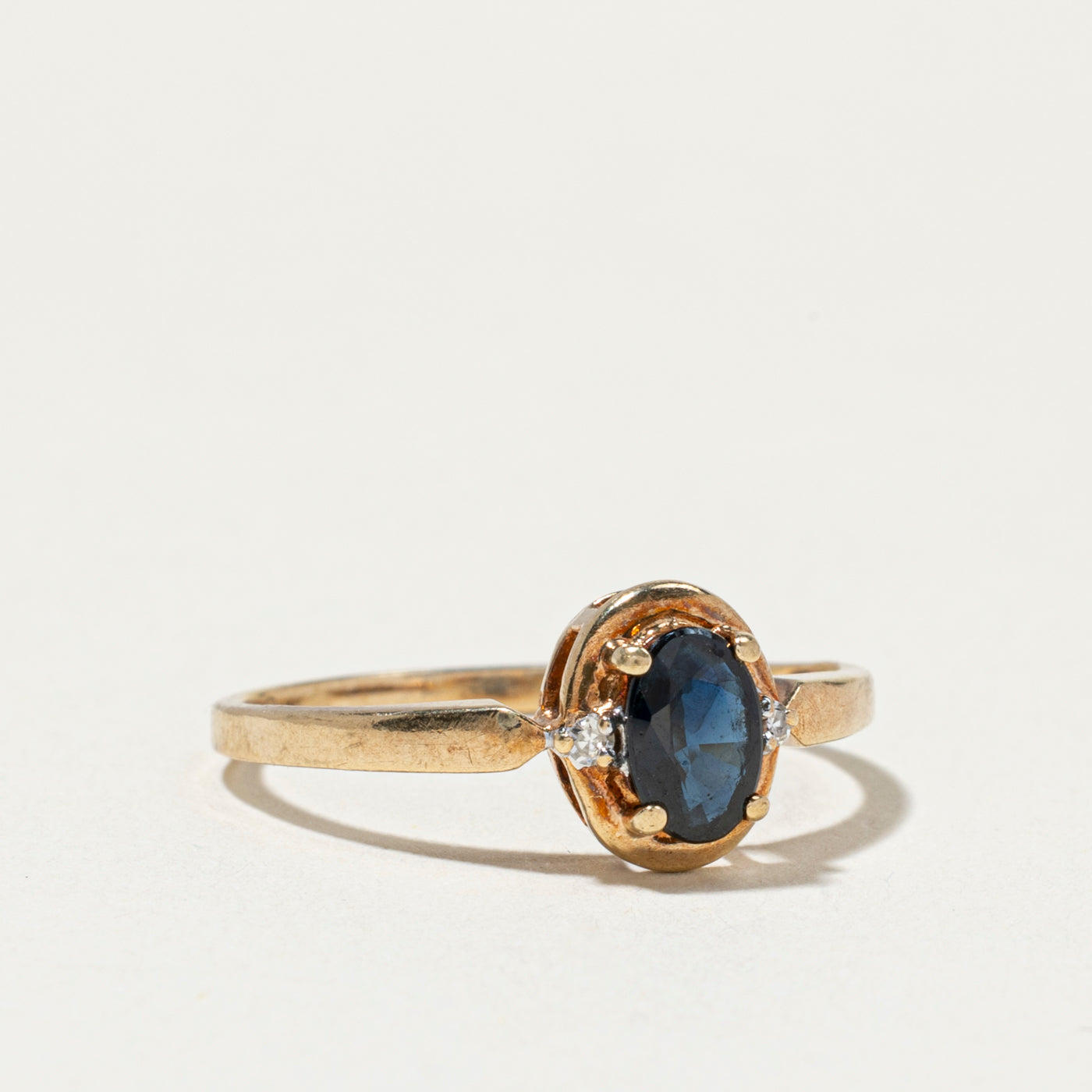 Bague ornée d'un saphir ovale et de diamants | Taille 6