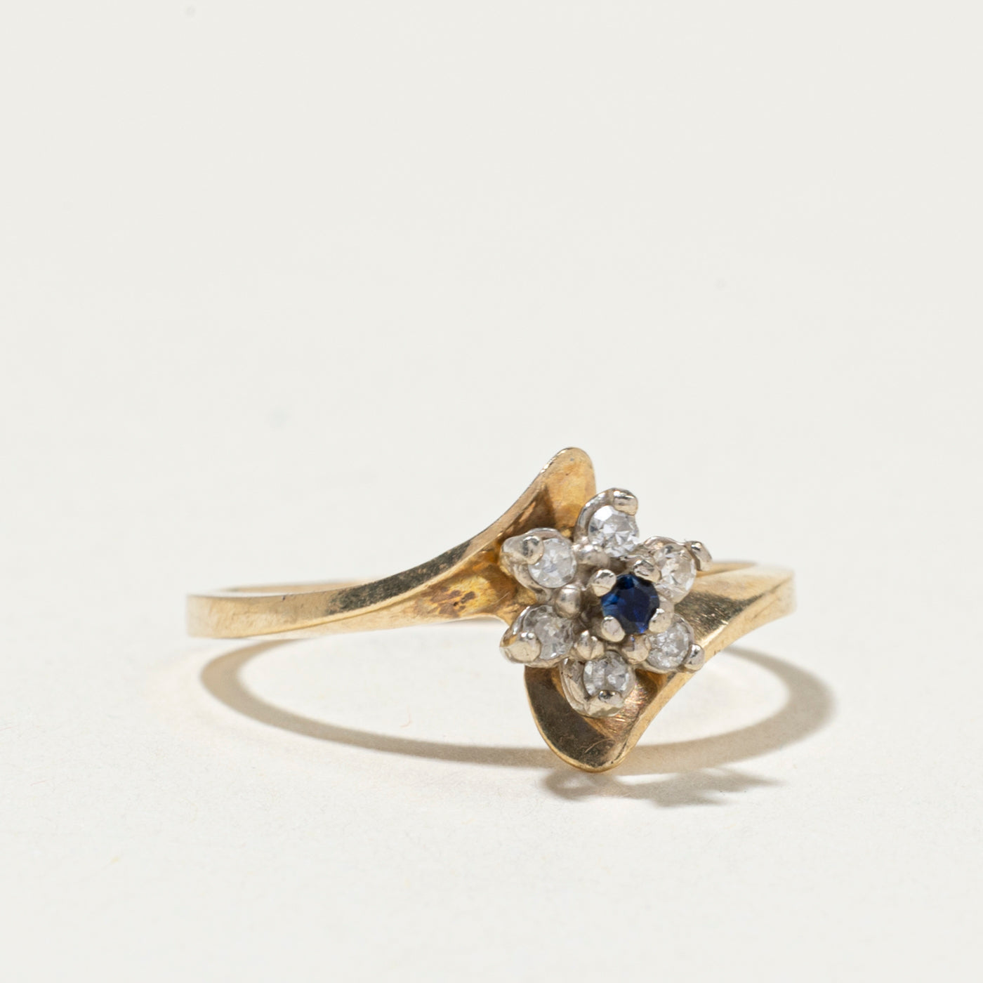 Bague contournante en pétales de saphir et diamant | Taille 4,75